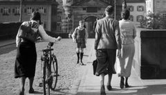Persone sul vecchio ponte sul Neckar a Heidelberg, Germania 1936, Stampa successiva