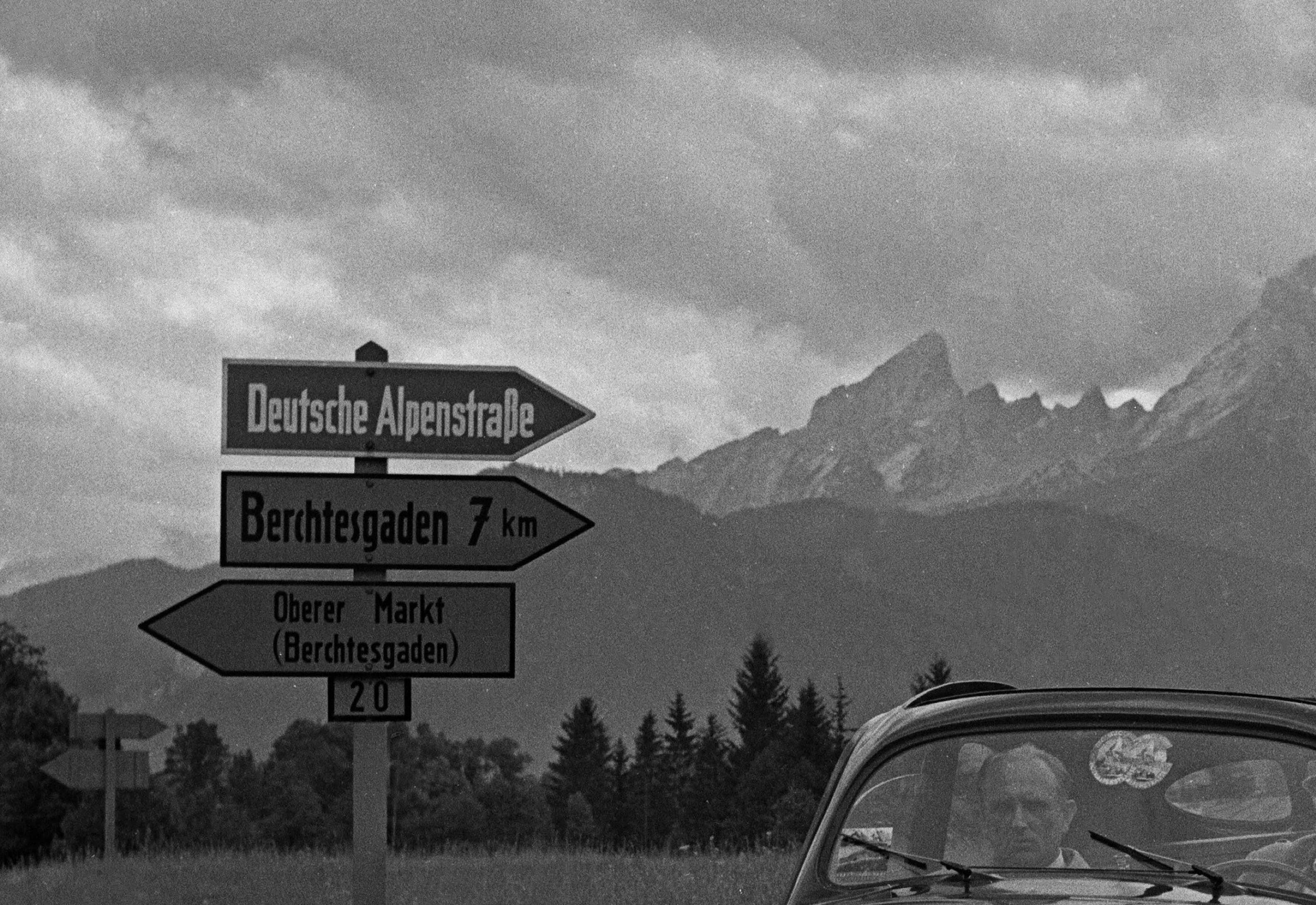 Menschen auf Reisen mit Volkswagen-Käfer, Deutschland 1939 Gedruckt später – Photograph von Karl Heinrich Lämmel