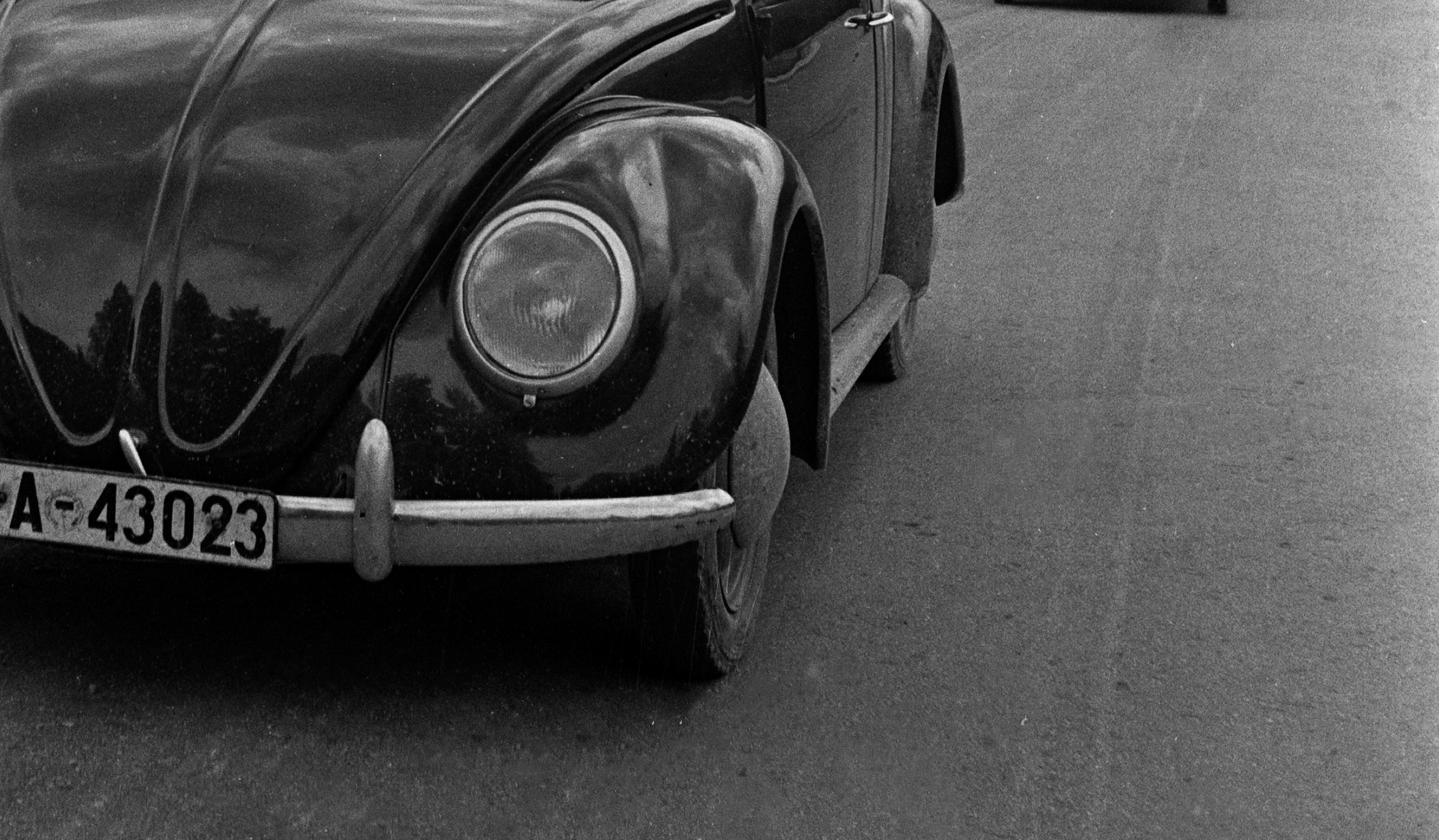 Personnes voyageant dans le scarabée de Volkswagen, Allemagne 1939 Imprimé ultérieurement  - Moderne Photograph par Karl Heinrich Lämmel