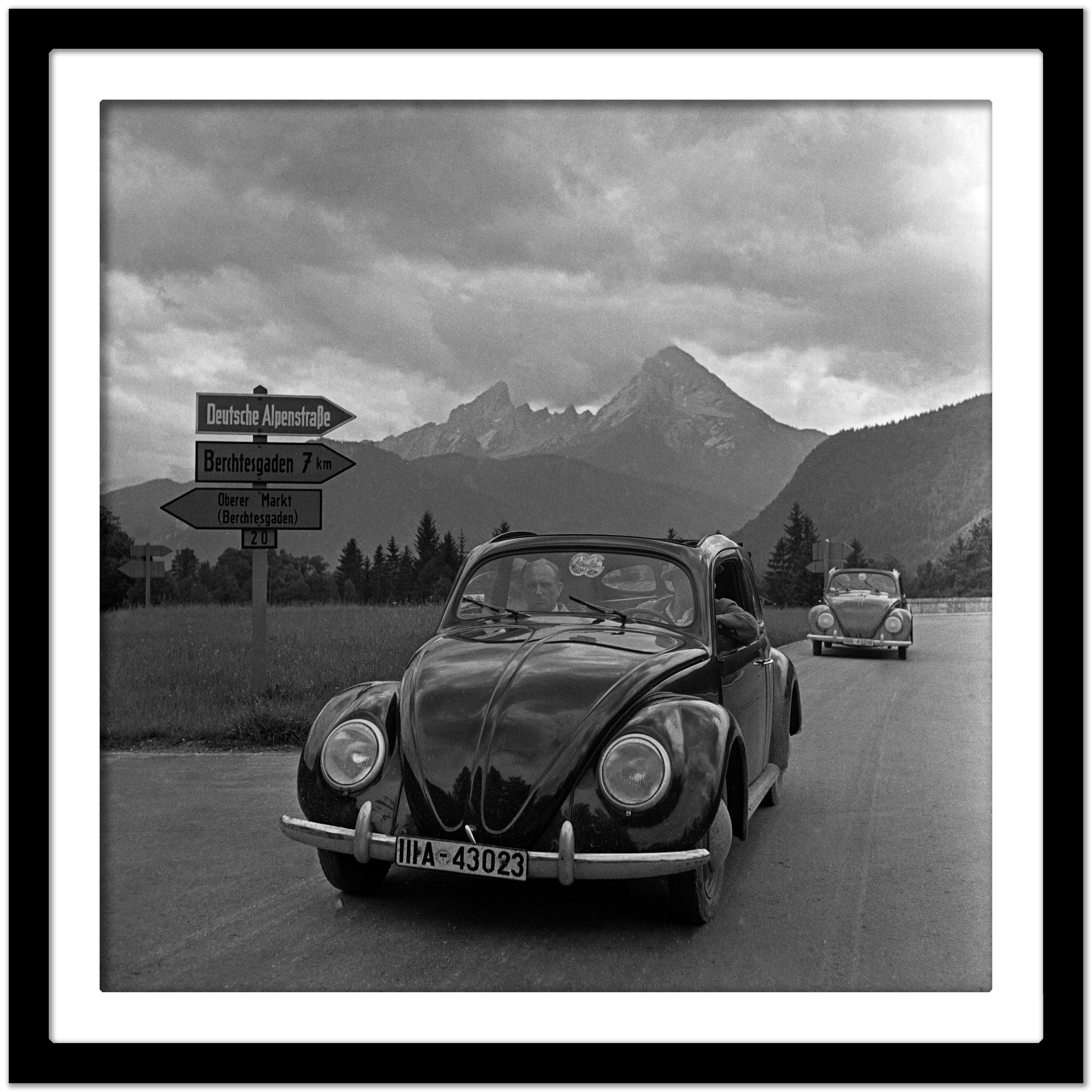 Personnes voyageant dans le scarabée de Volkswagen, Allemagne 1939 Imprimé ultérieurement  - Gris Black and White Photograph par Karl Heinrich Lämmel