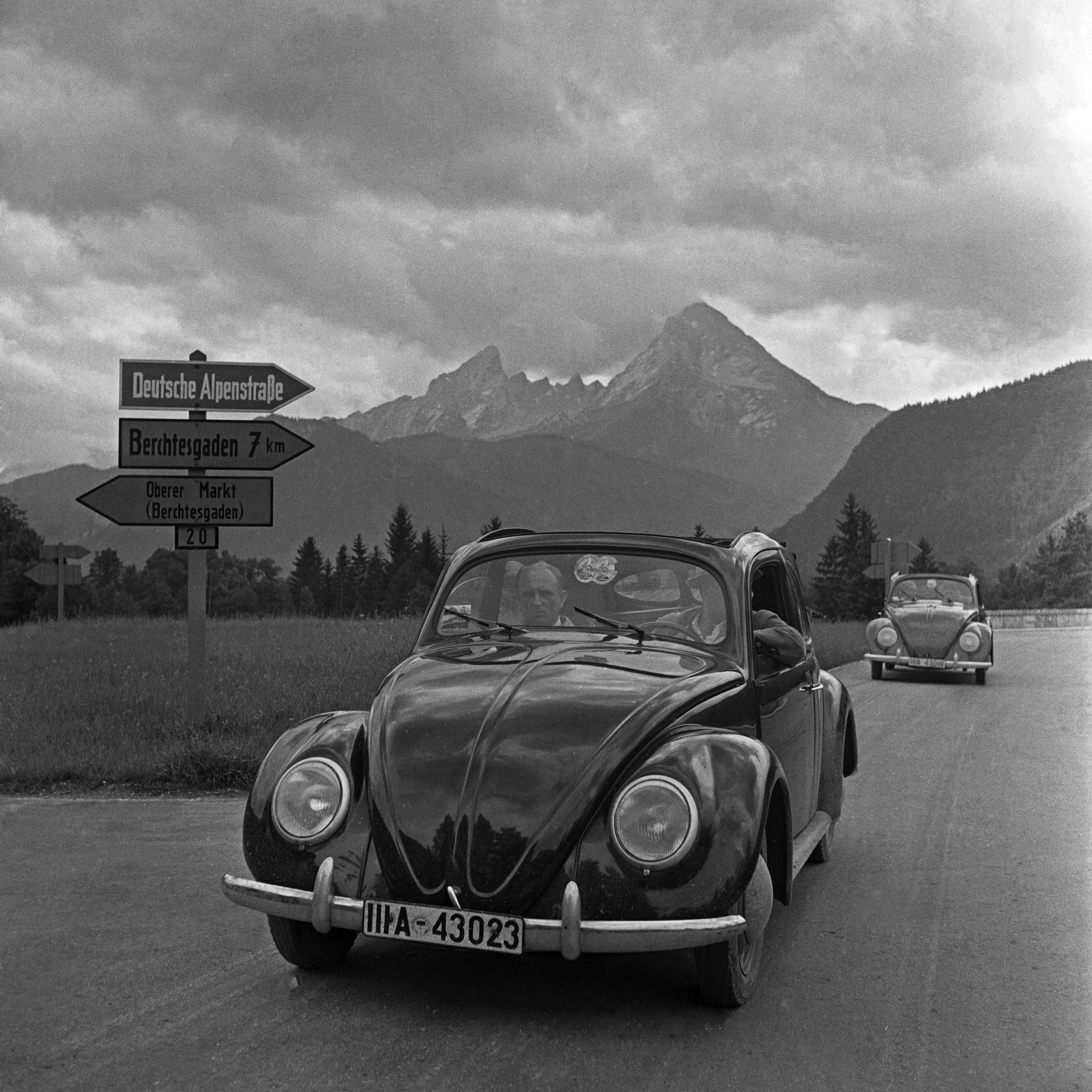 Karl Heinrich Lämmel Black and White Photograph - People traveling in Volkswagen beetle, Germany 1939 Printed Later 