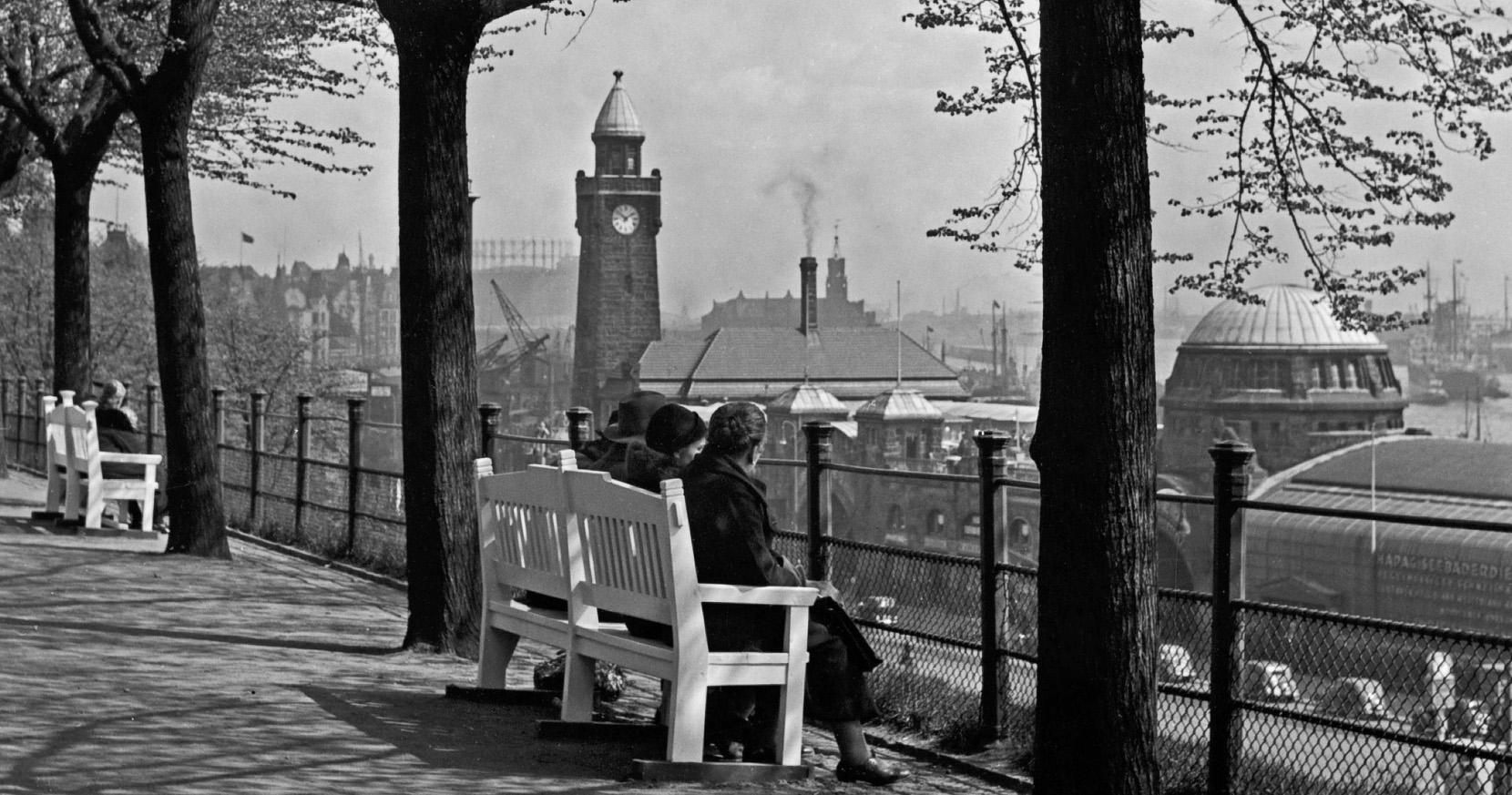 Le spectateur des ponts d'attelage de Promenade St. Pauli à Hambourg, Allemagne 1938, imprimé ultérieurement  - Photograph de Karl Heinrich Lämmel