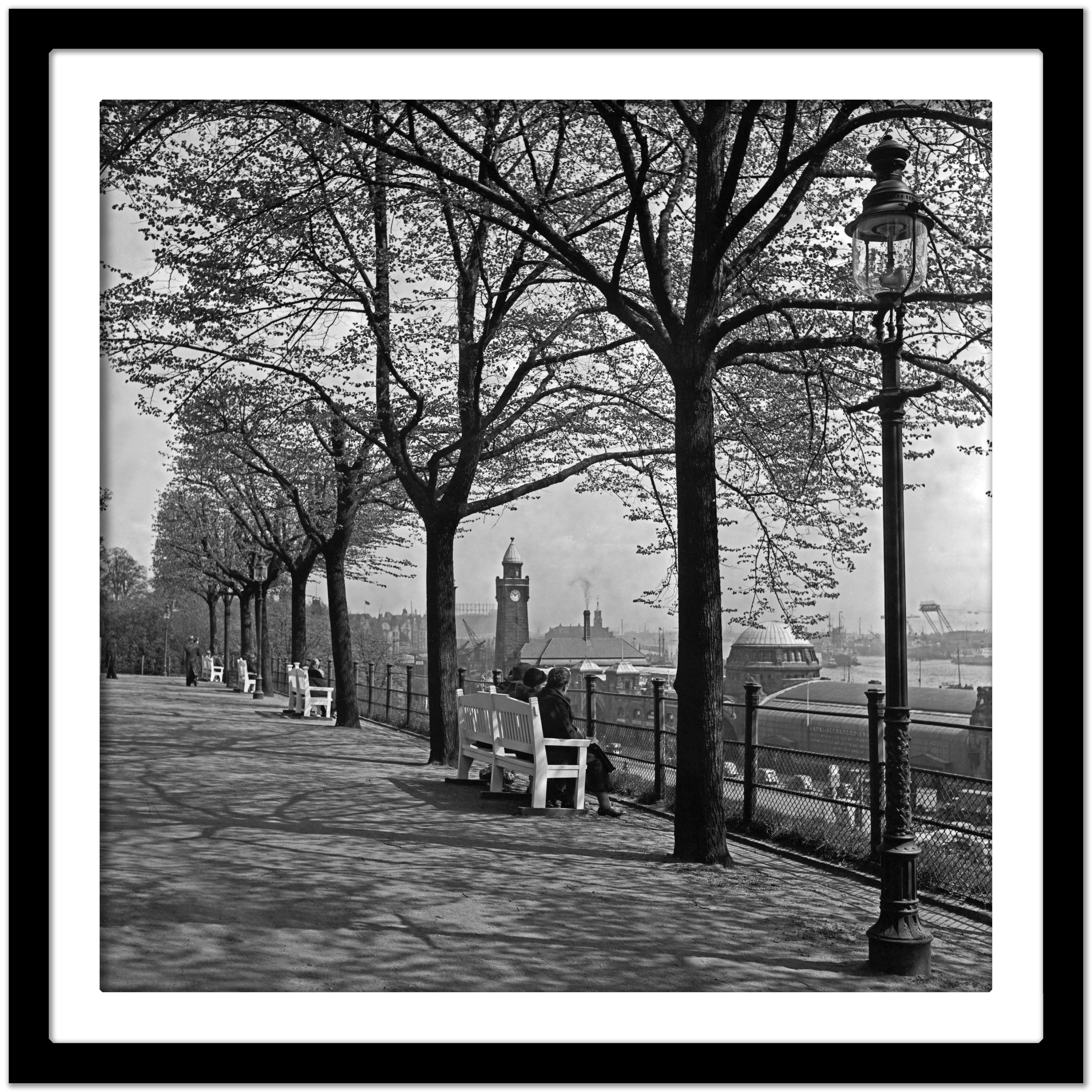 Le spectateur des ponts d'attelage de Promenade St. Pauli à Hambourg, Allemagne 1938, imprimé ultérieurement  - Noir Black and White Photograph par Karl Heinrich Lämmel