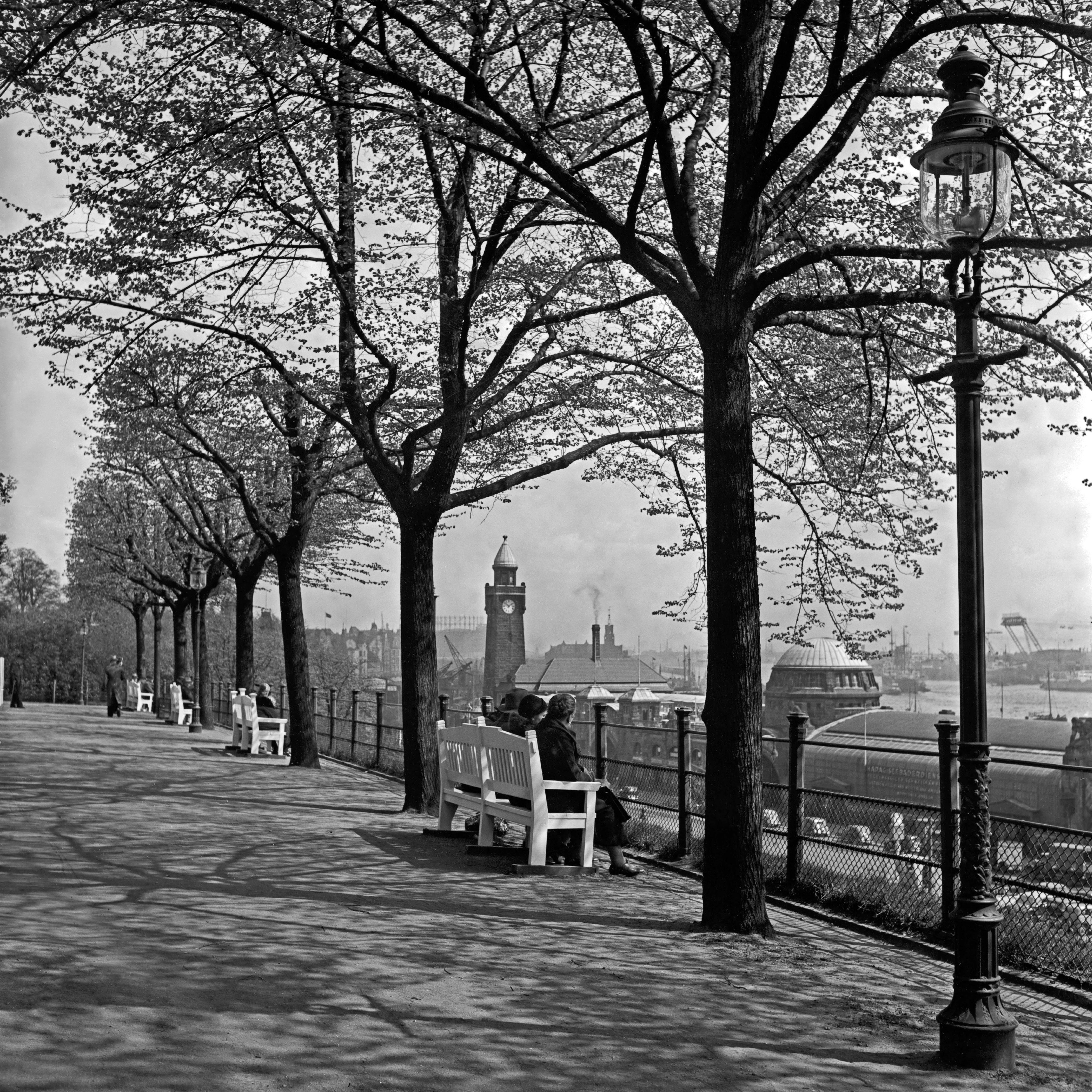 Black and White Photograph Karl Heinrich Lämmel - Le spectateur des ponts d'attelage de Promenade St. Pauli à Hambourg, Allemagne 1938, imprimé ultérieurement 