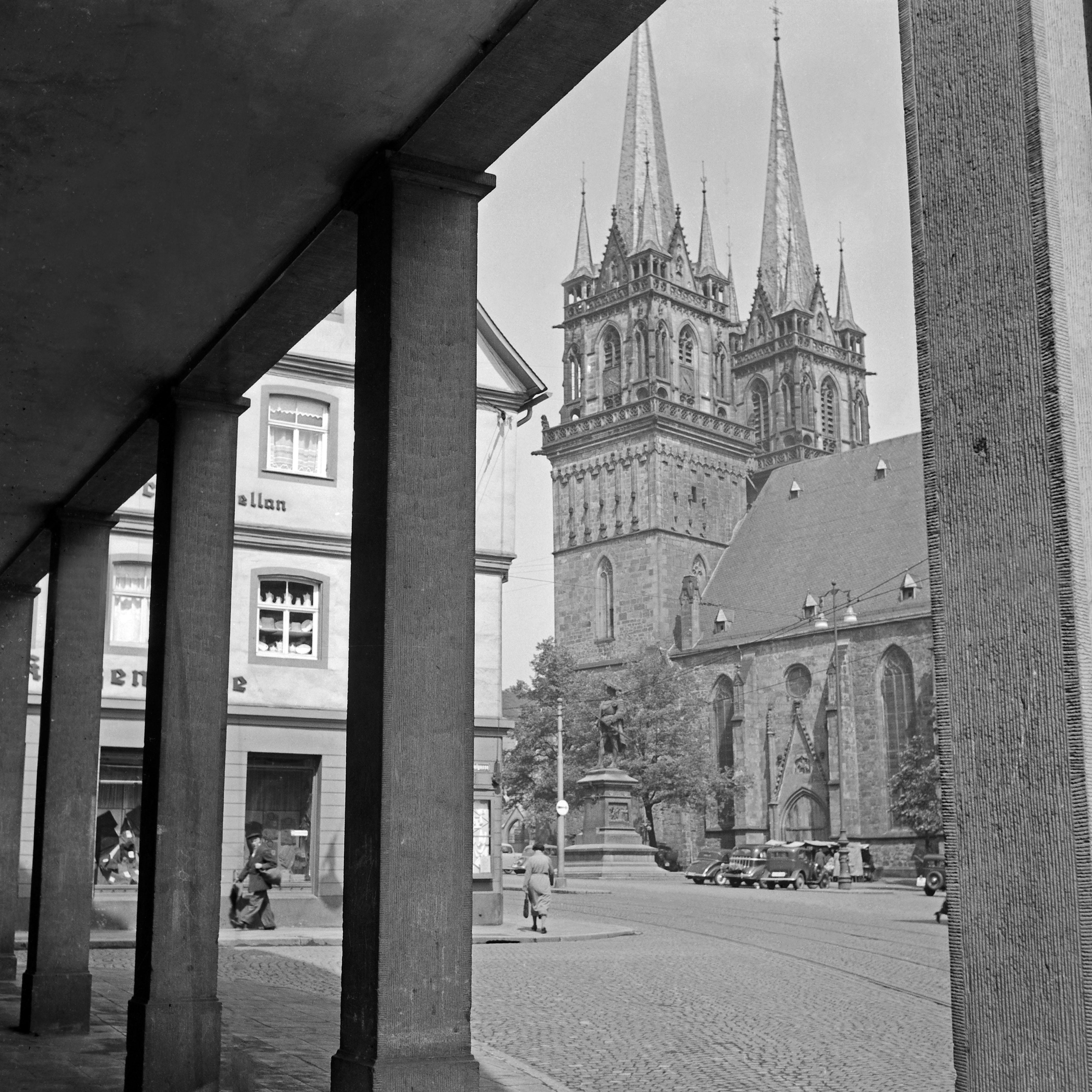 Karl Heinrich Lämmel Black and White Photograph – Protestantische St. Martin- Kirche in Kassel, Deutschland 1937 Später gedruckt 