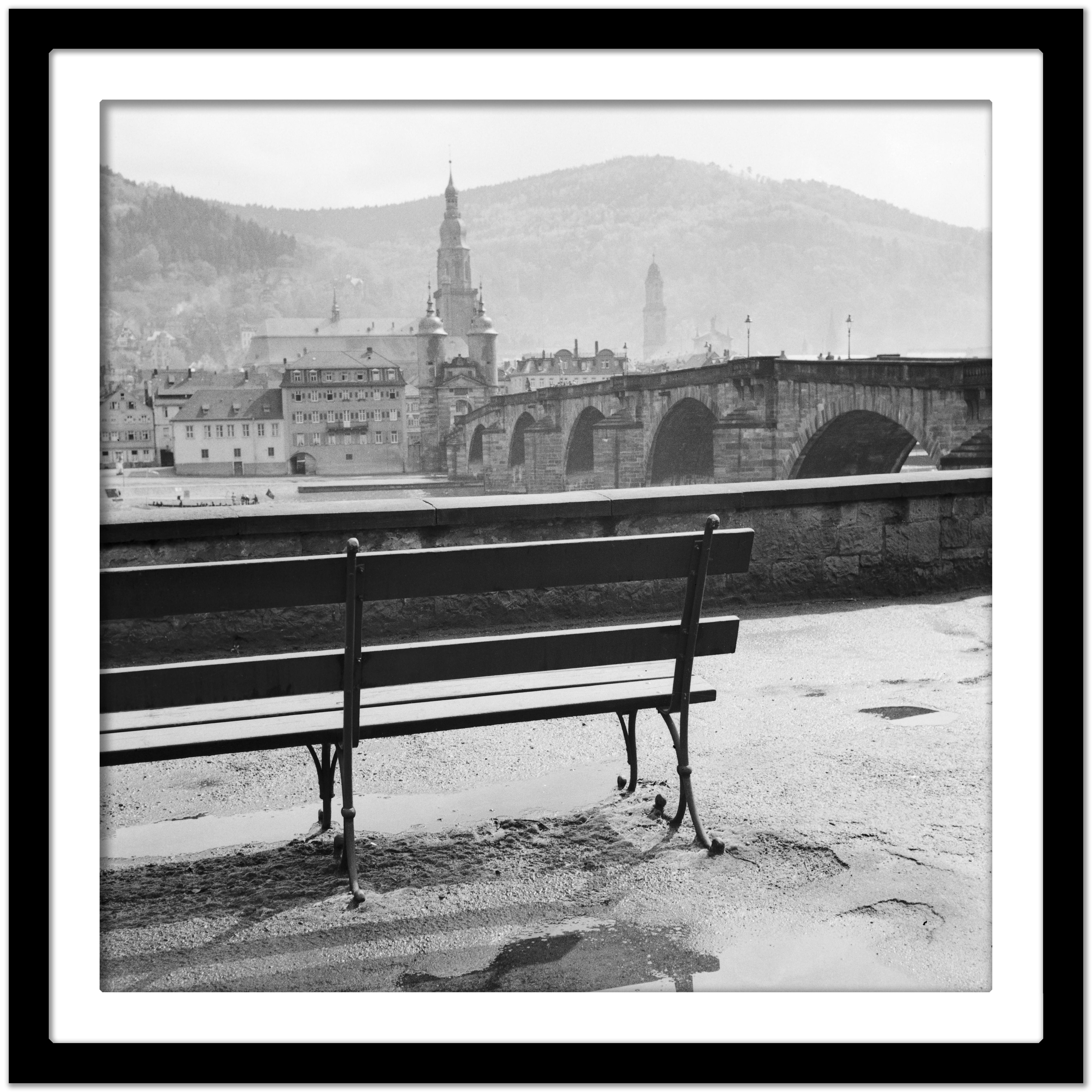 Rhein Fluss Neckar, alte Brücke, Kirche, Heidelberg, Deutschland 1936, später gedruckt (Grau), Black and White Photograph, von Karl Heinrich Lämmel
