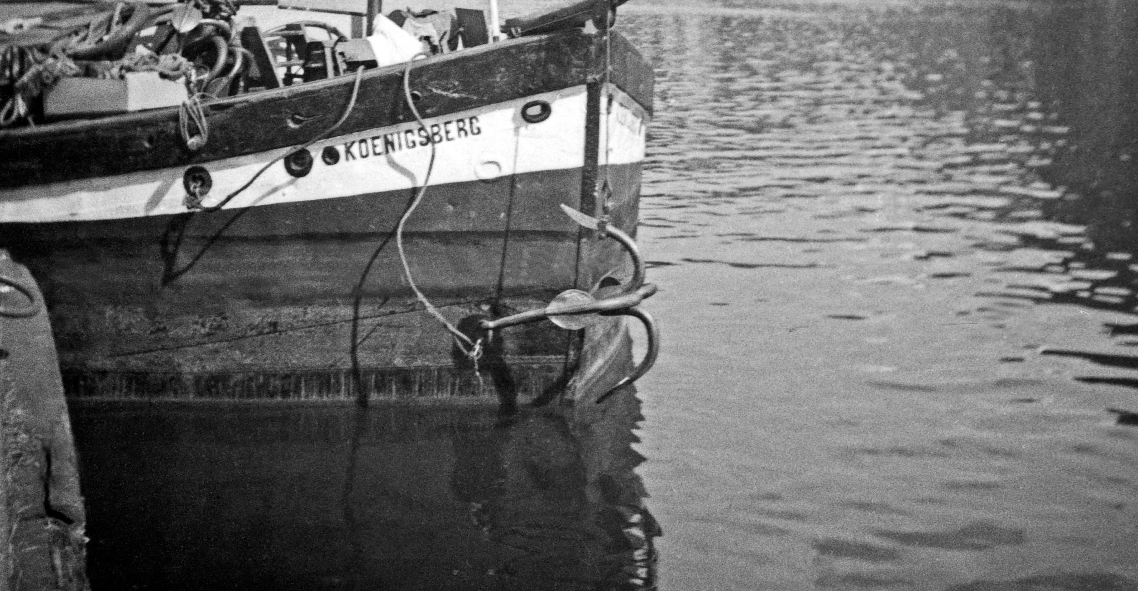 River Pregel avec le pont vert et l'échange de actions, Allemagne 1934 Imprimé ultérieurement - Photograph de Karl Heinrich Lämmel