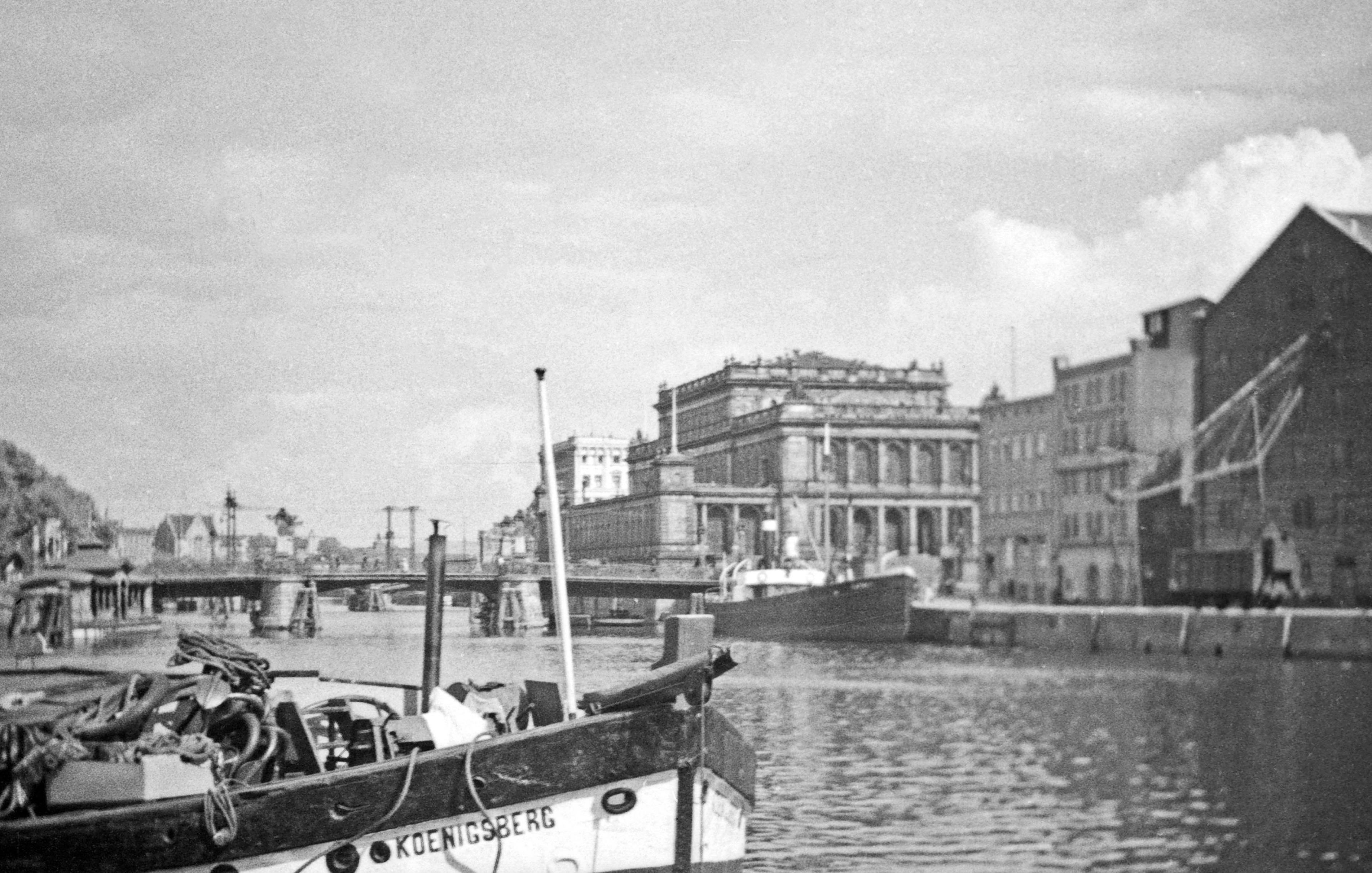 River Pregel avec le pont vert et l'échange de actions, Allemagne 1934 Imprimé ultérieurement - Moderne Photograph par Karl Heinrich Lämmel