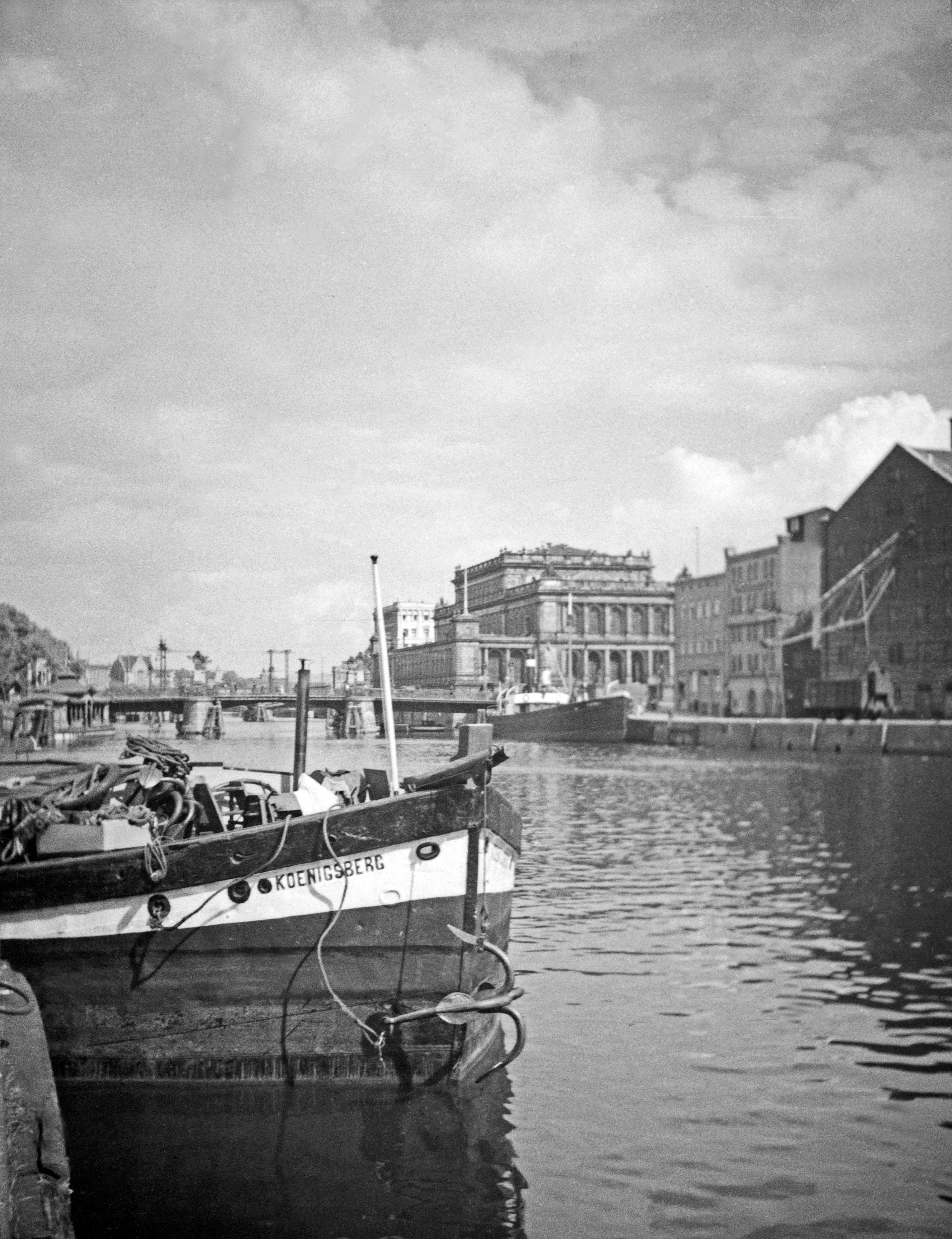 Black and White Photograph Karl Heinrich Lämmel - River Pregel avec le pont vert et l'échange de actions, Allemagne 1934 Imprimé ultérieurement