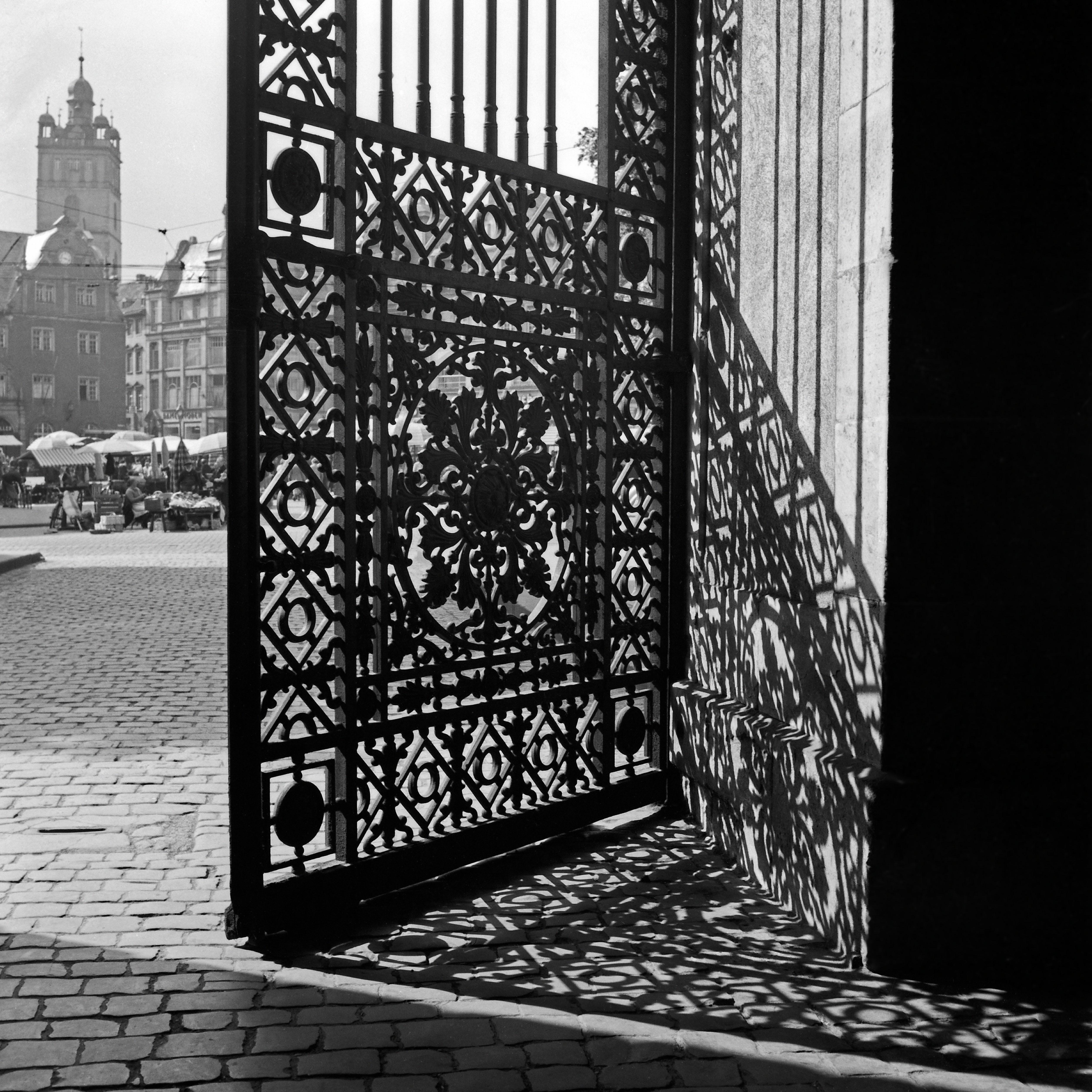 Black and White Photograph Karl Heinrich Lämmel - Ombres avec porte en fer château de résidence de Darmstadt, Allemagne 1938 Imprimé plus tard 