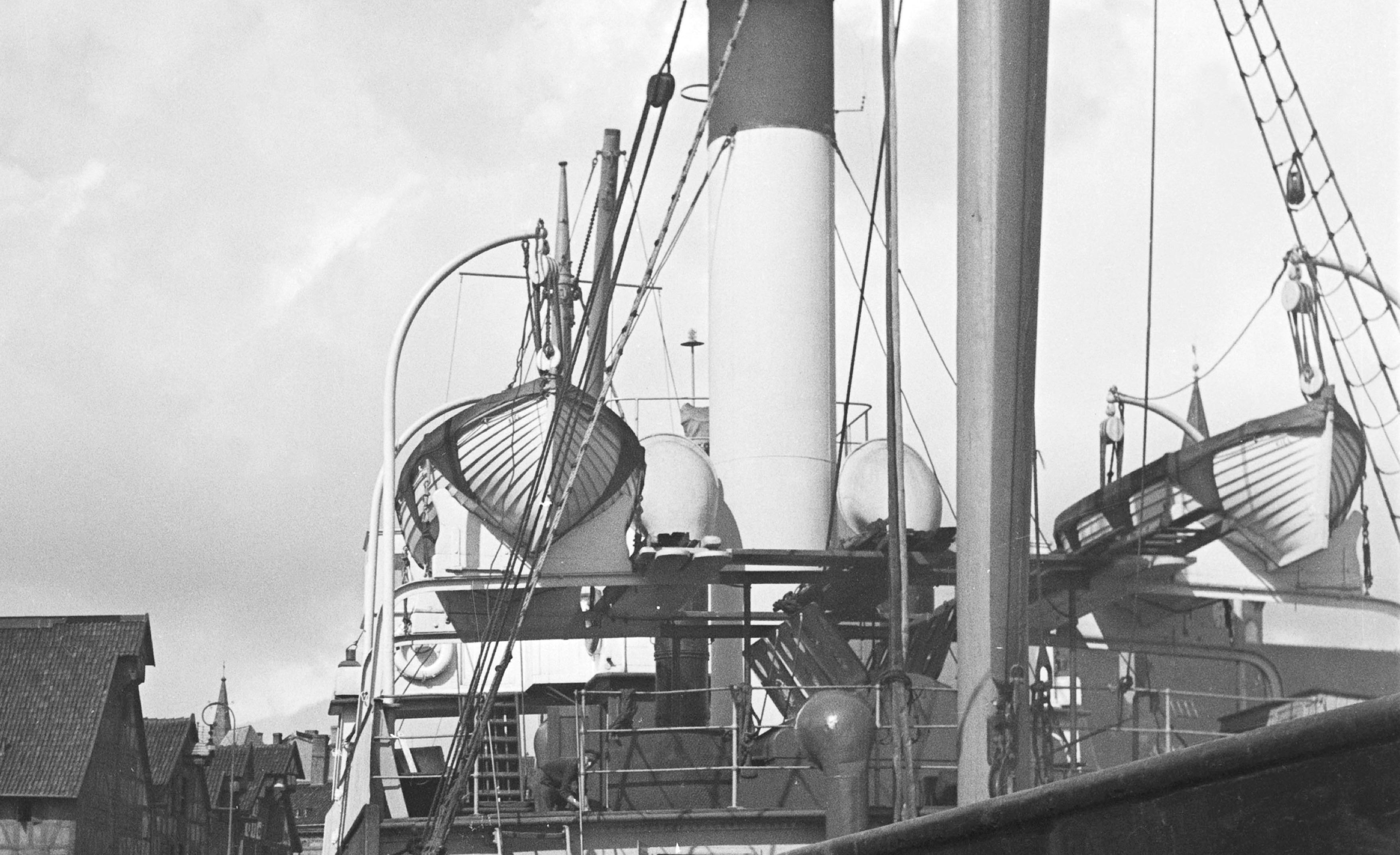 Ships at Koenigsberg harbor in East Prussia, Allemagne 1937 Imprimé ultérieurement - Moderne Photograph par Karl Heinrich Lämmel