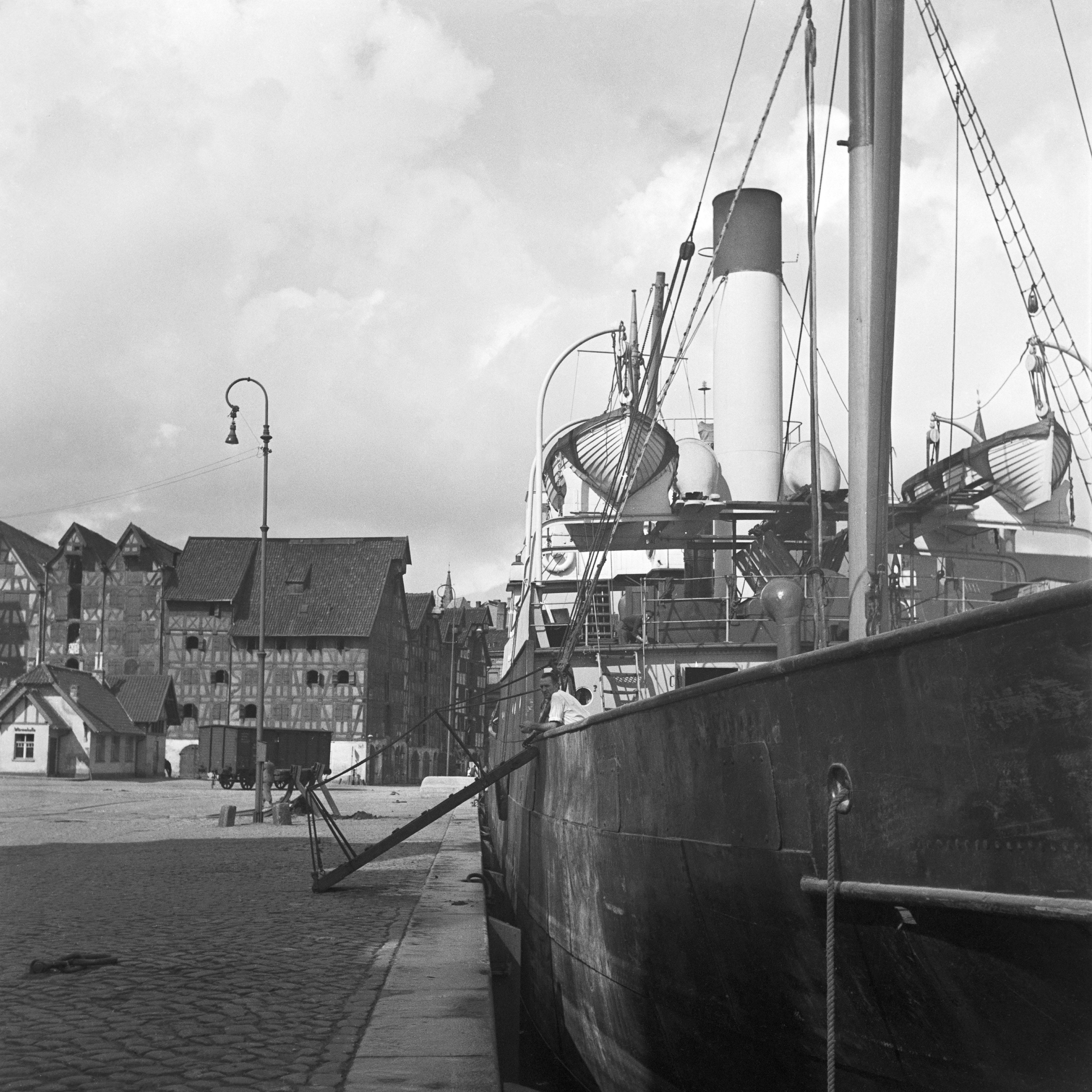 Black and White Photograph Karl Heinrich Lämmel - Ships at Koenigsberg harbor in East Prussia, Allemagne 1937 Imprimé ultérieurement