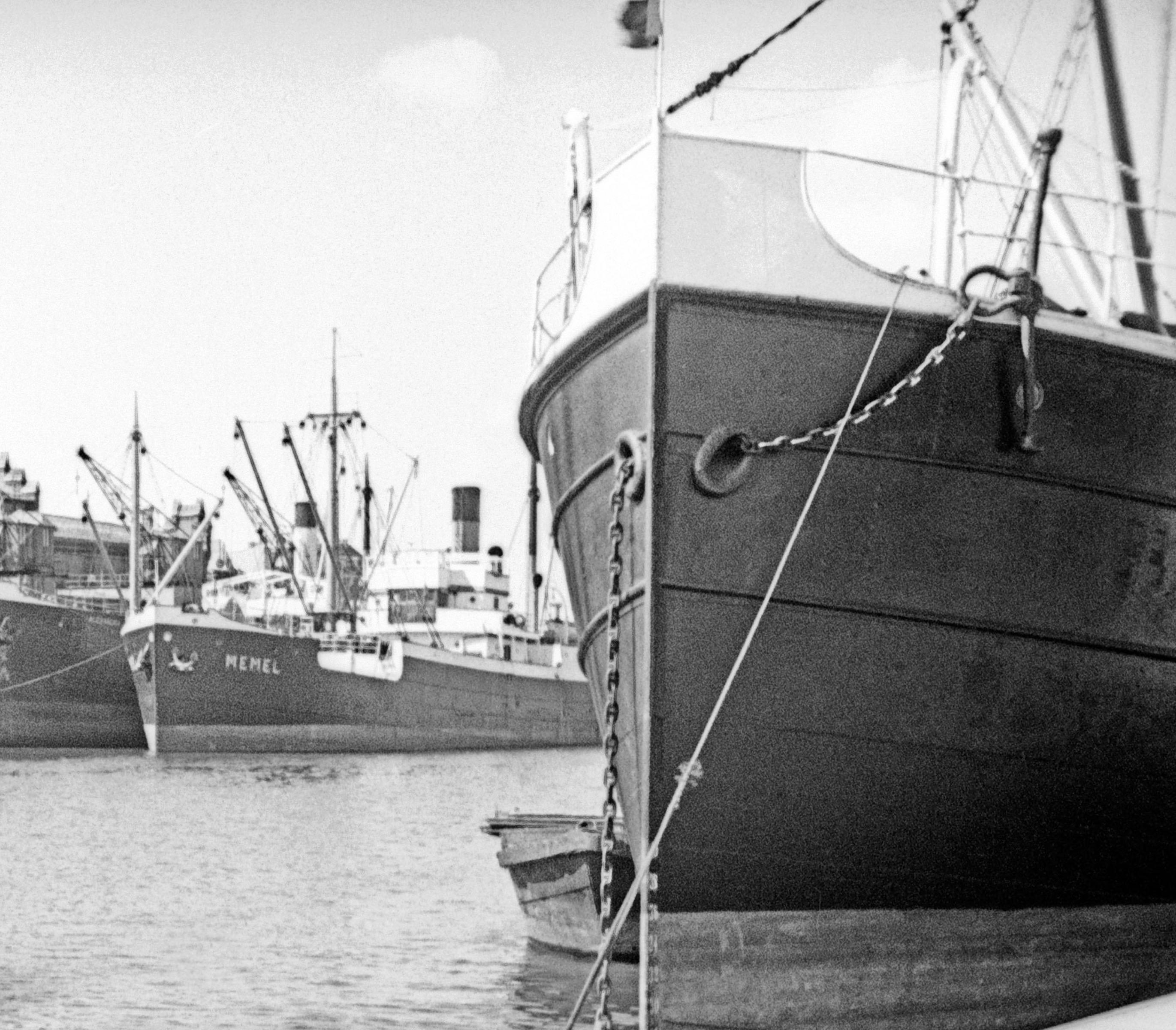 Ships at the inner harbor of Koenigsberg, Allemagne 1934 Imprimé plus tard  - Photograph de Karl Heinrich Lämmel