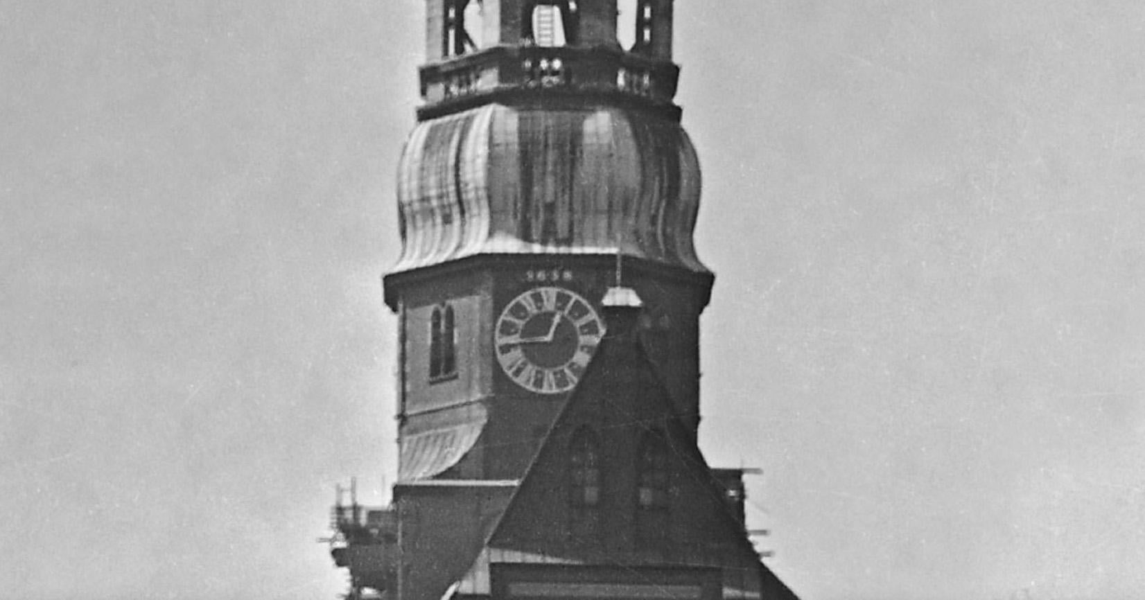 Chiesa di Santa Caterina ad Amburgo, Germania 1938, Stampa successiva - Photograph Moderno di Karl Heinrich Lämmel