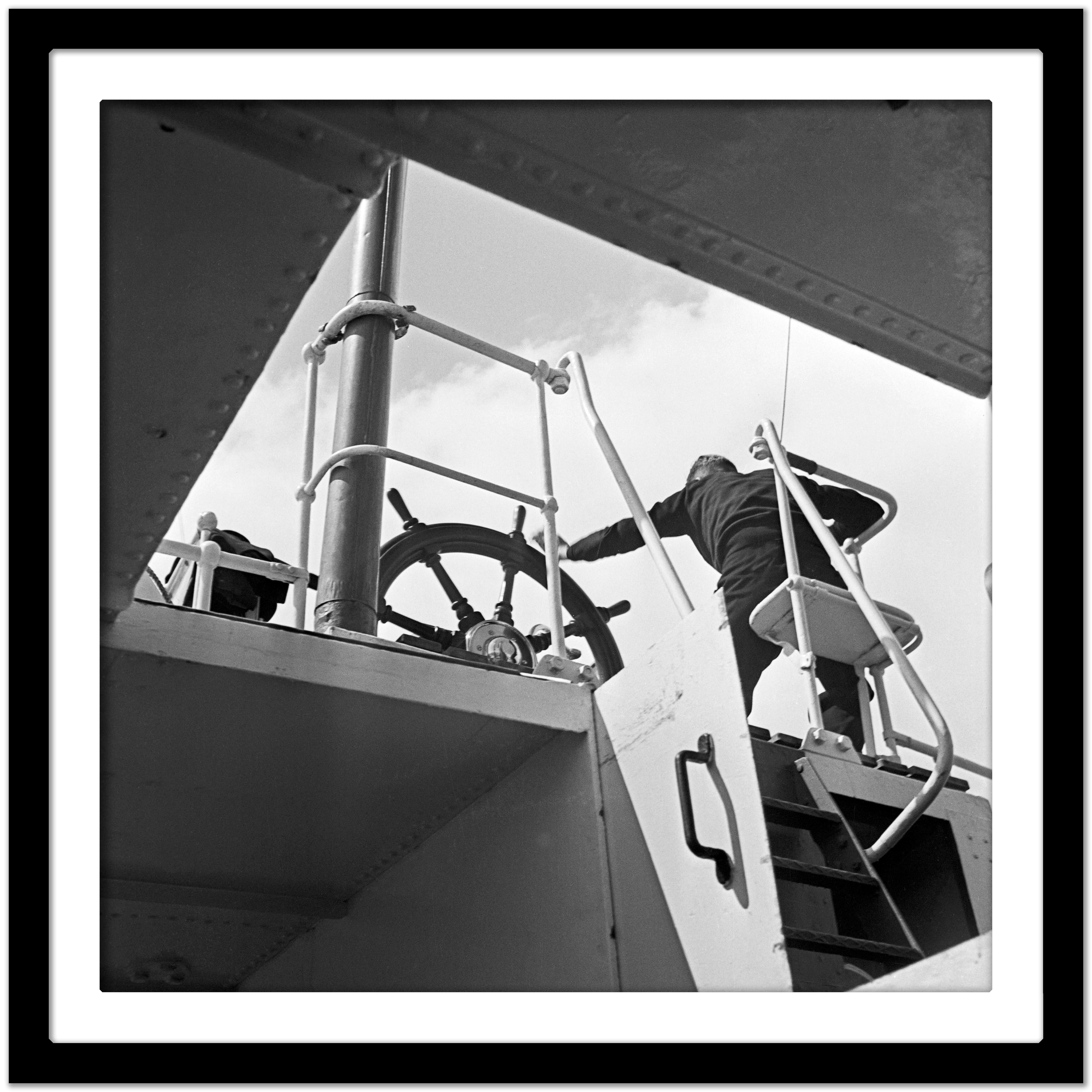 Roue à gradins sur un navire, Allemagne 1937 Imprimé ultérieurement - Noir Black and White Photograph par Karl Heinrich Lämmel