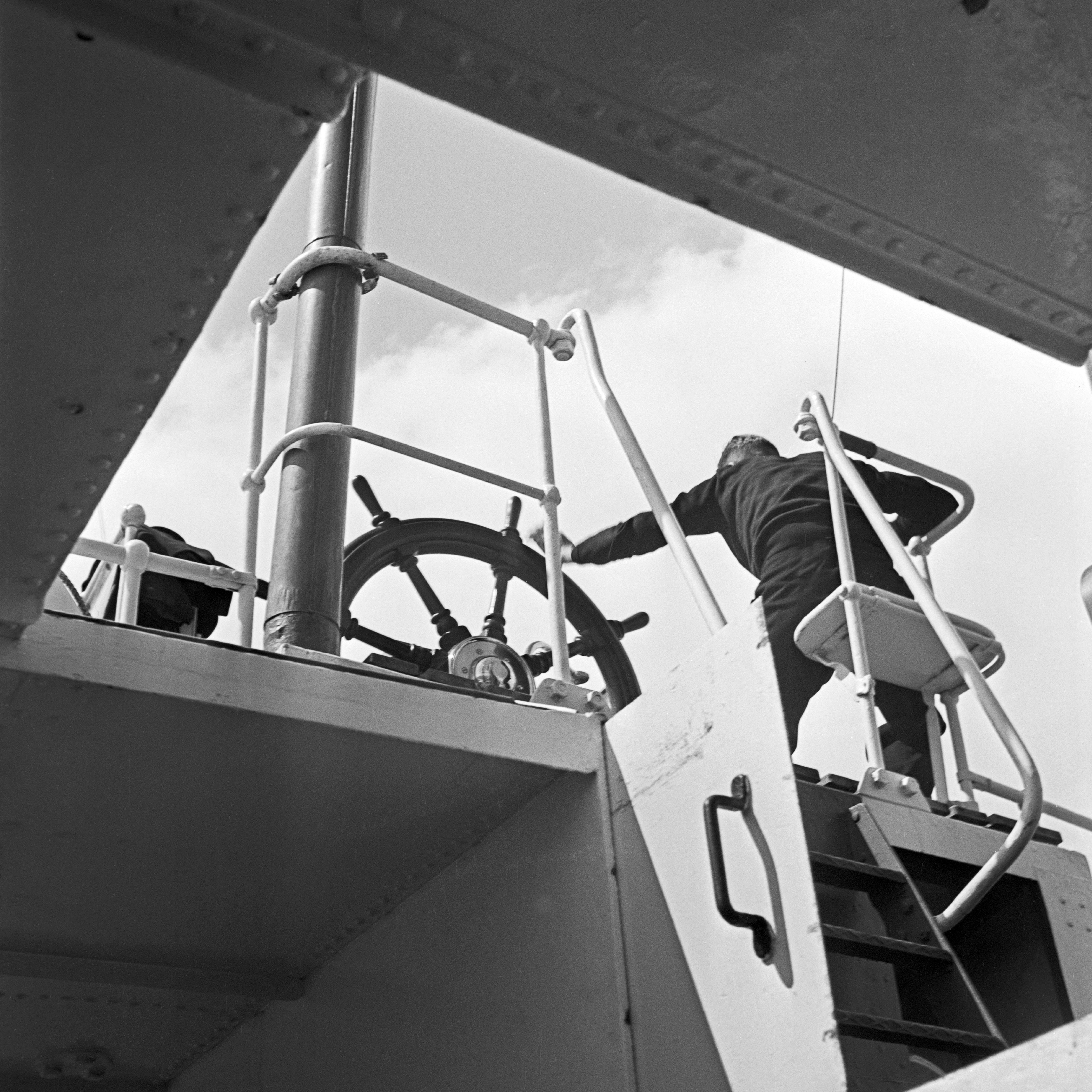 Black and White Photograph Karl Heinrich Lämmel - Roue à gradins sur un navire, Allemagne 1937 Imprimé ultérieurement