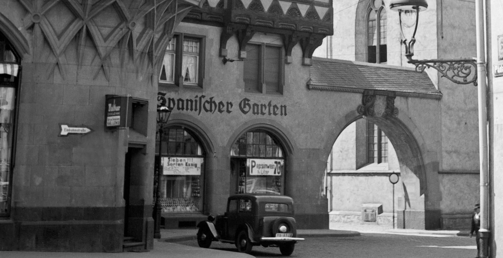 Straßenszene Darmstadt mit Blick auf die Stadtkirche, Deutschland 1938 Später gedruckt  – Photograph von Karl Heinrich Lämmel