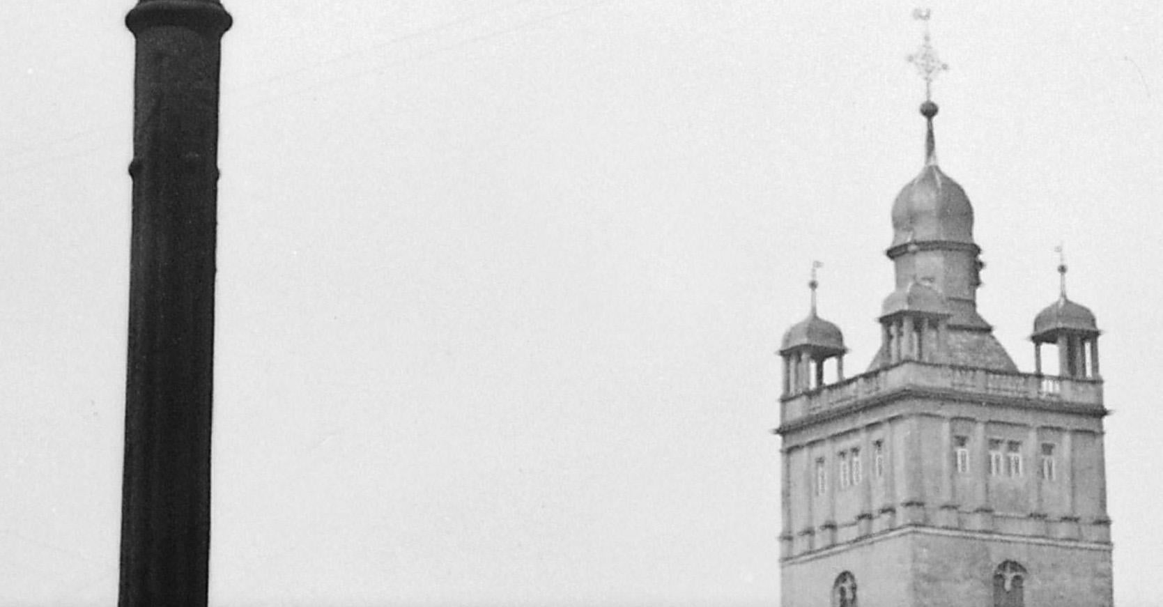 Scène de rue Darmstadt vue sur l'église Stadtkirche, Allemagne 1938 Imprimé ultérieurement - Moderne Photograph par Karl Heinrich Lämmel