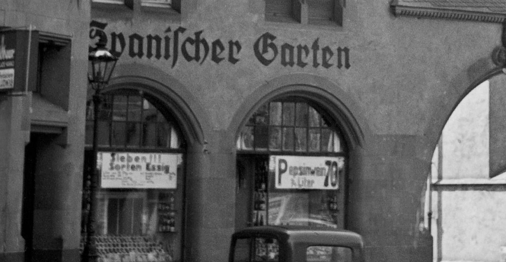 Straßenszene Darmstadt mit Blick auf die Stadtkirche, Deutschland 1938 Später gedruckt  (Moderne), Photograph, von Karl Heinrich Lämmel