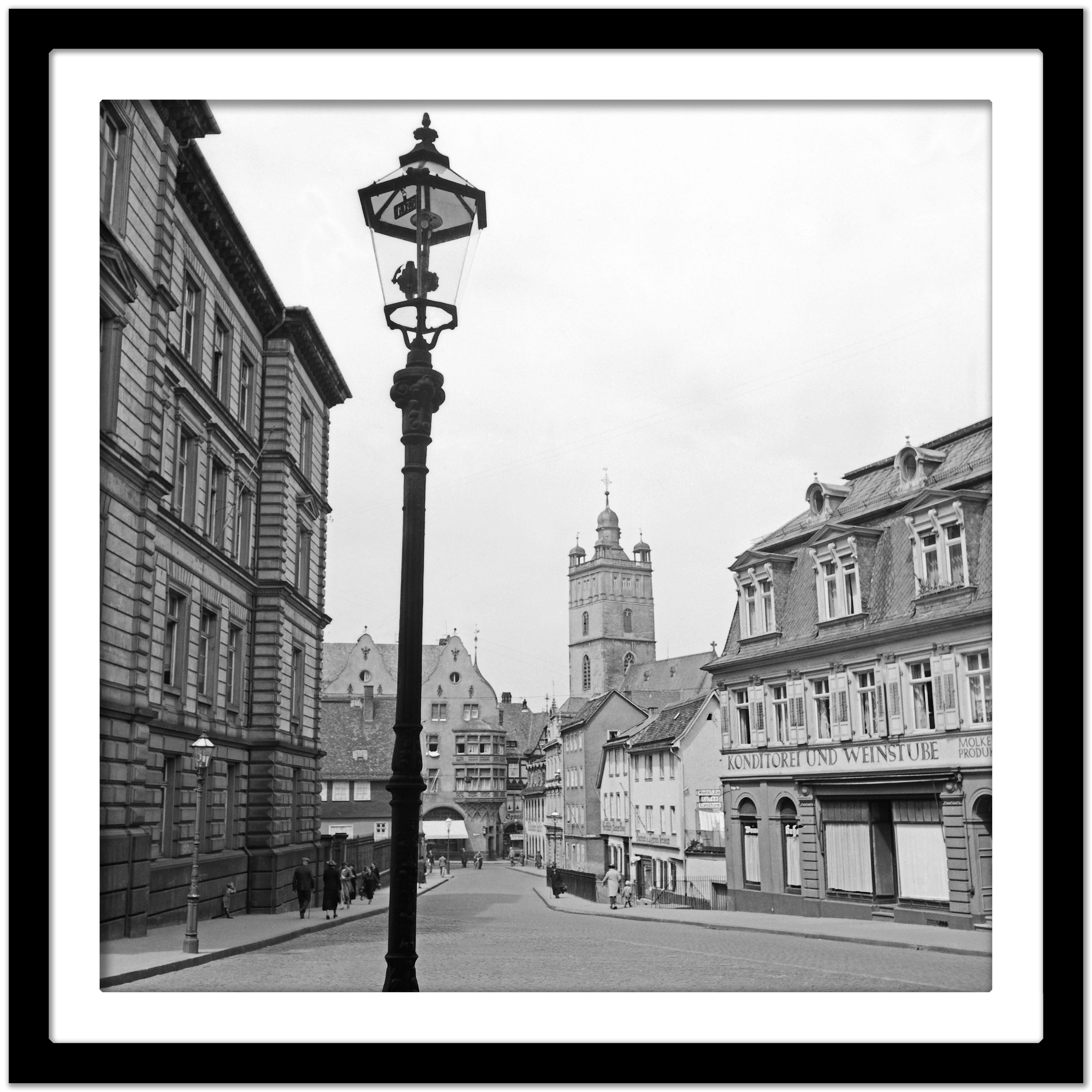 Scène de rue Darmstadt vue sur l'église Stadtkirche, Allemagne 1938 Imprimé ultérieurement - Gris Black and White Photograph par Karl Heinrich Lämmel