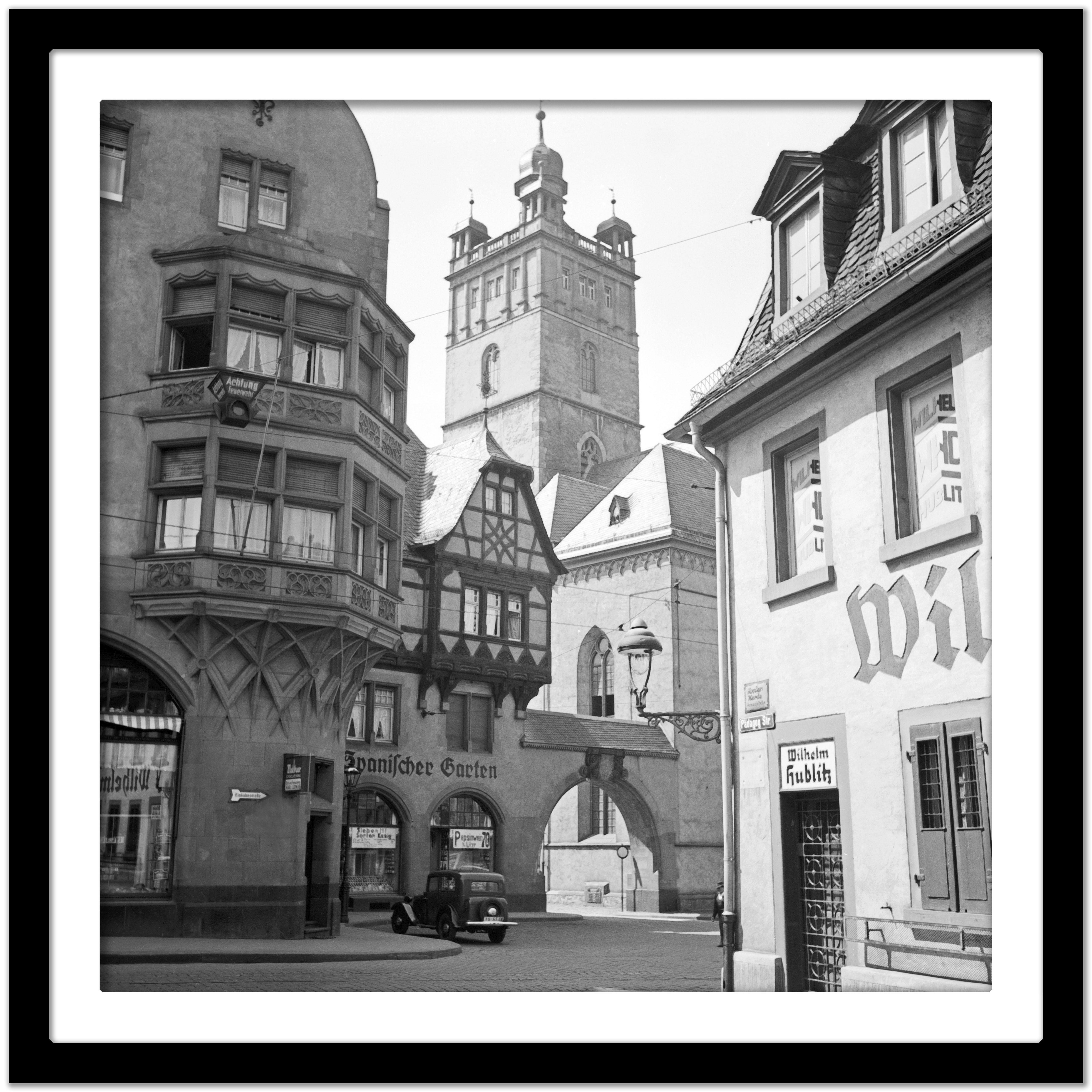Straßenszene Darmstadt mit Blick auf die Stadtkirche, Deutschland 1938 Später gedruckt  (Grau), Black and White Photograph, von Karl Heinrich Lämmel