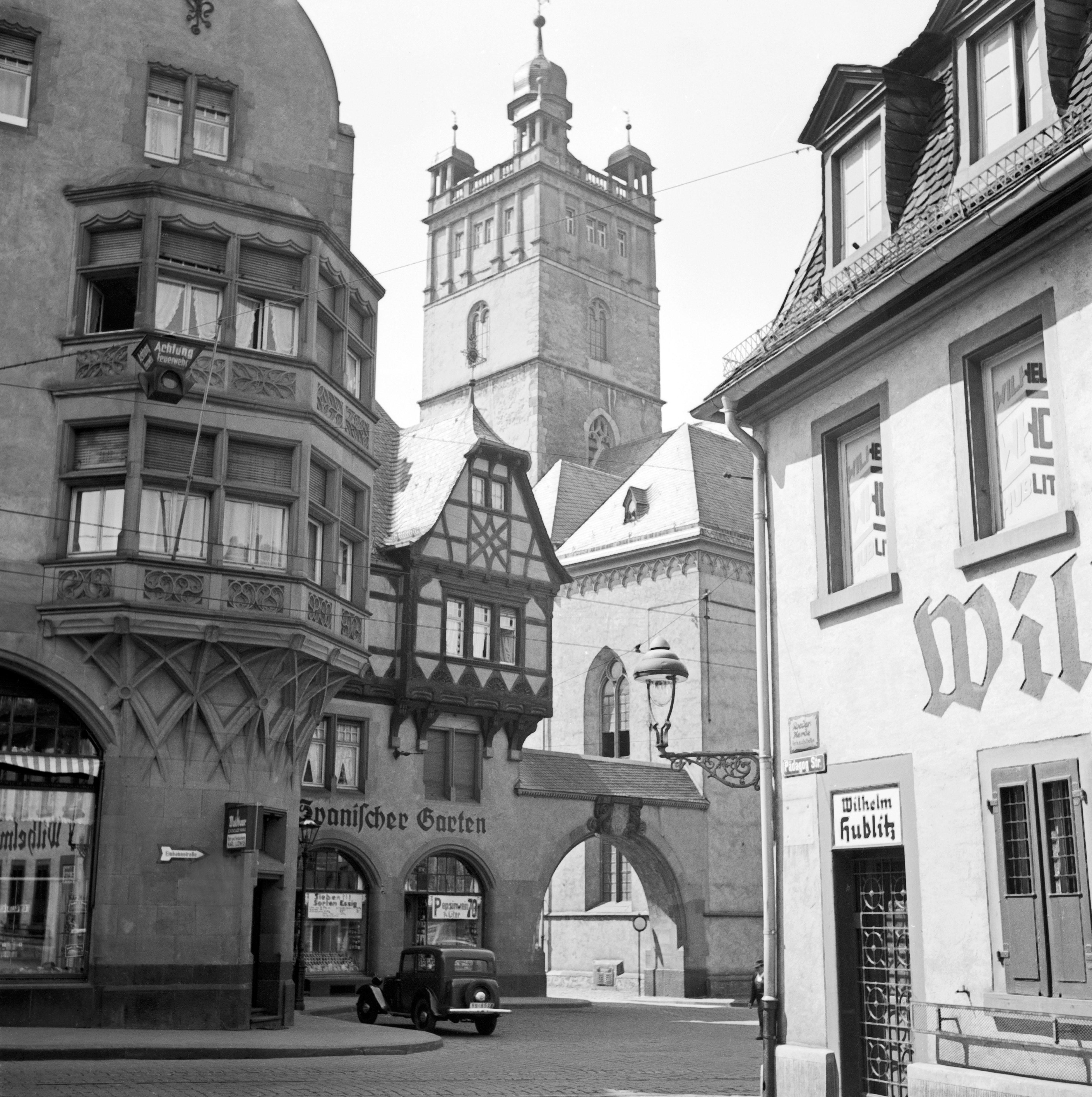 Karl Heinrich Lämmel Black and White Photograph – Straßenszene Darmstadt mit Blick auf die Stadtkirche, Deutschland 1938 Später gedruckt 