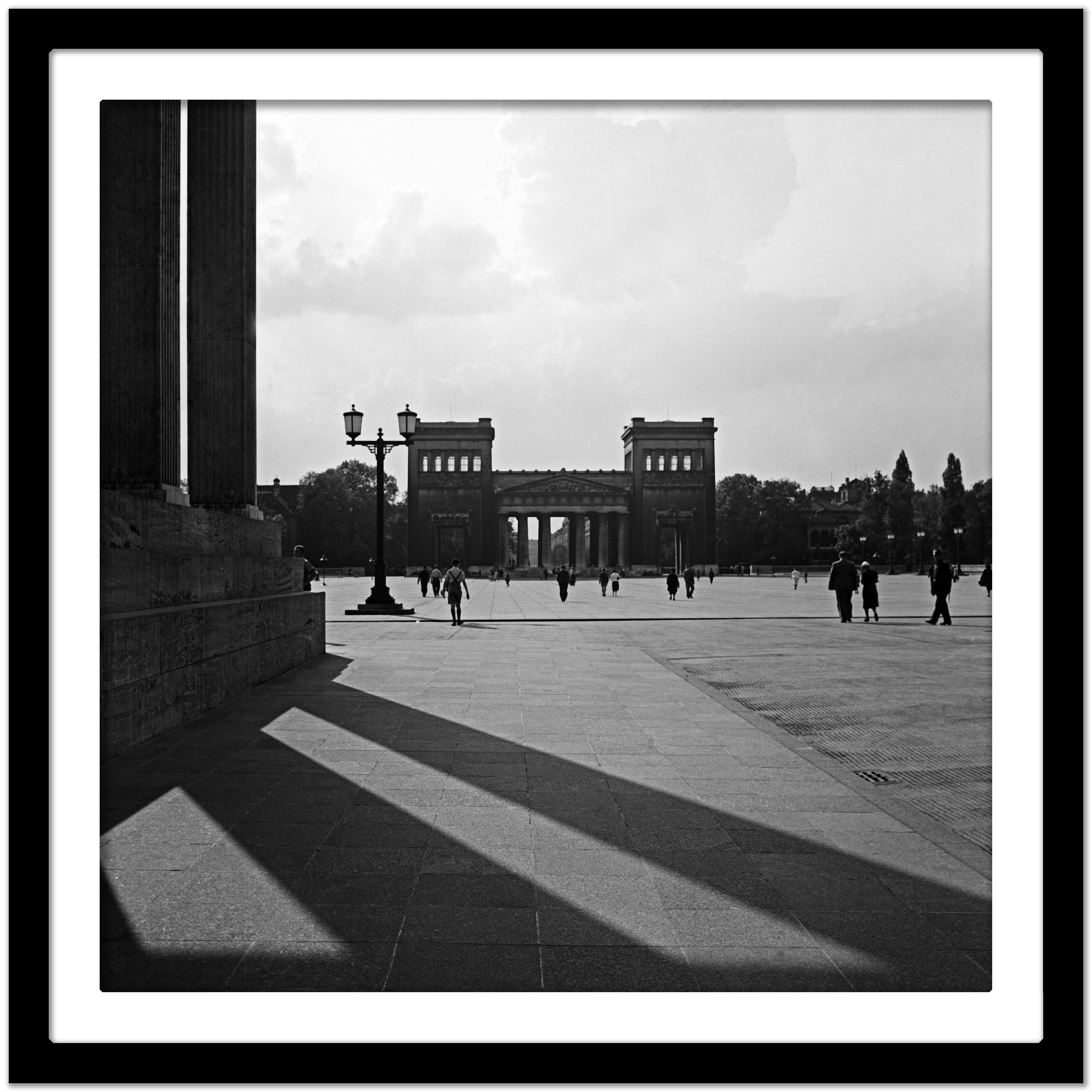 Sun, ombres, bâtiments carré Koenigsplatz Munich, Allemagne 1937, imprimé plus tard - Gris Black and White Photograph par Karl Heinrich Lämmel