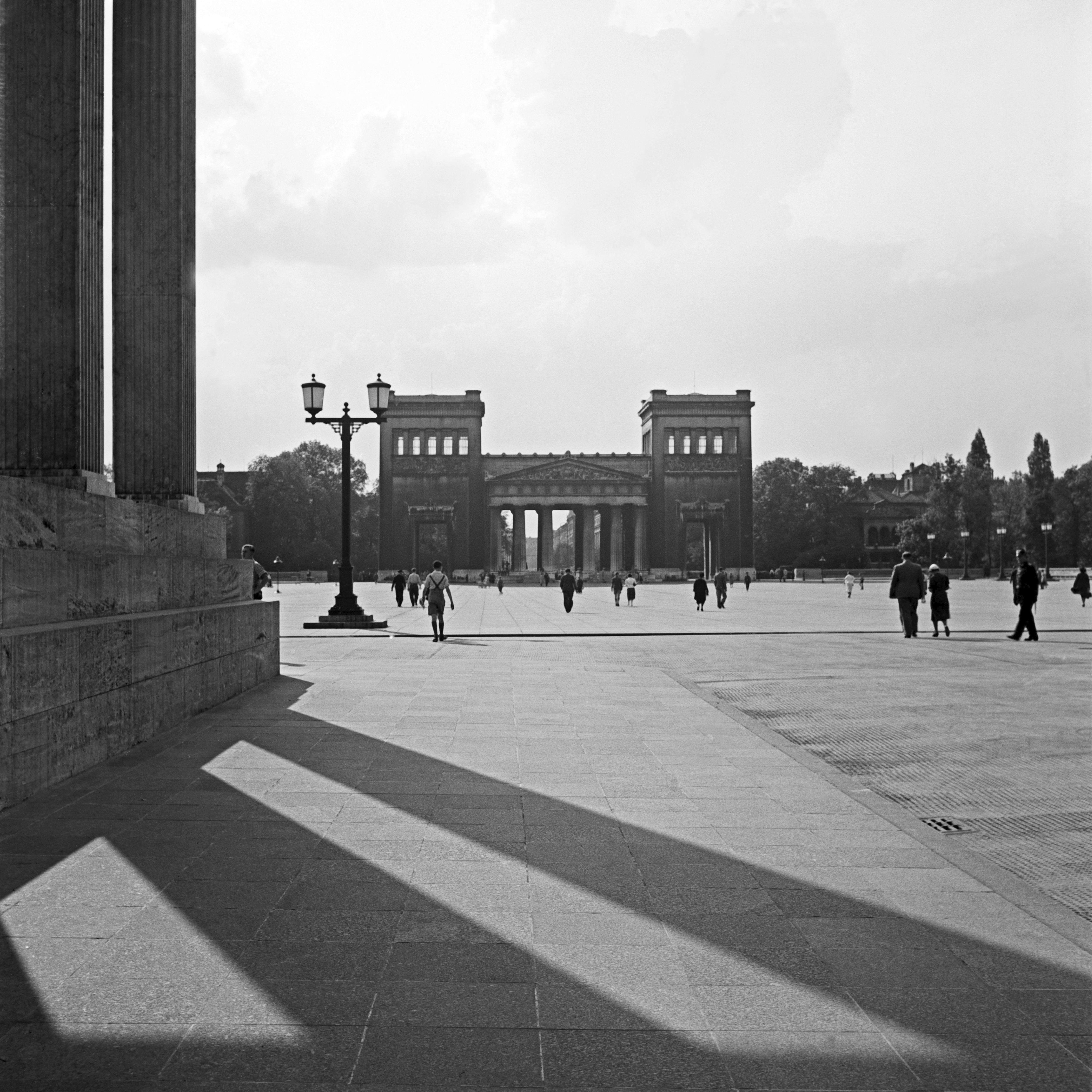 Karl Heinrich Lämmel Black and White Photograph – Sonnenschein, Schatten, Gebäude, Koenigsplatz, Platz München, Deutschland 1937, gedruckt später