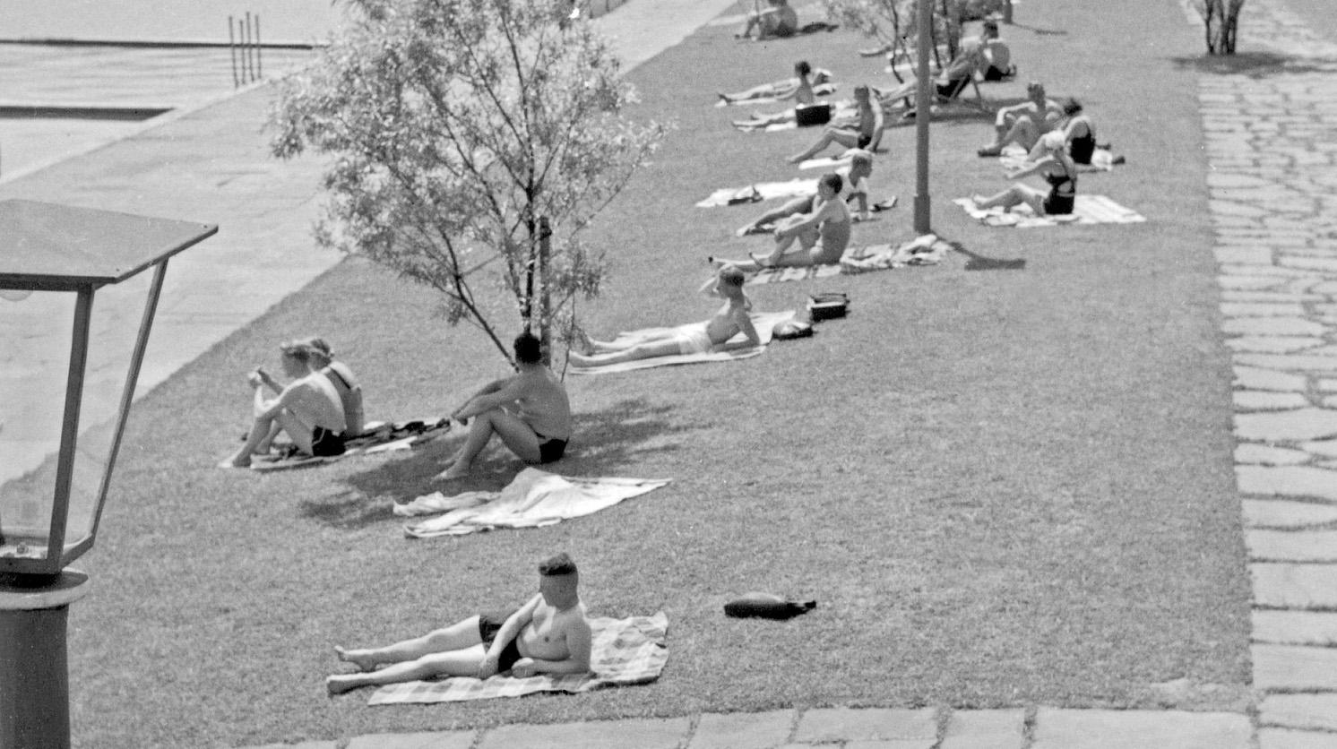 Sunbathers an der Küste des Max Eyth-Seees, Stuttgart, Deutschland 1935, Später gedruckt – Photograph von Karl Heinrich Lämmel