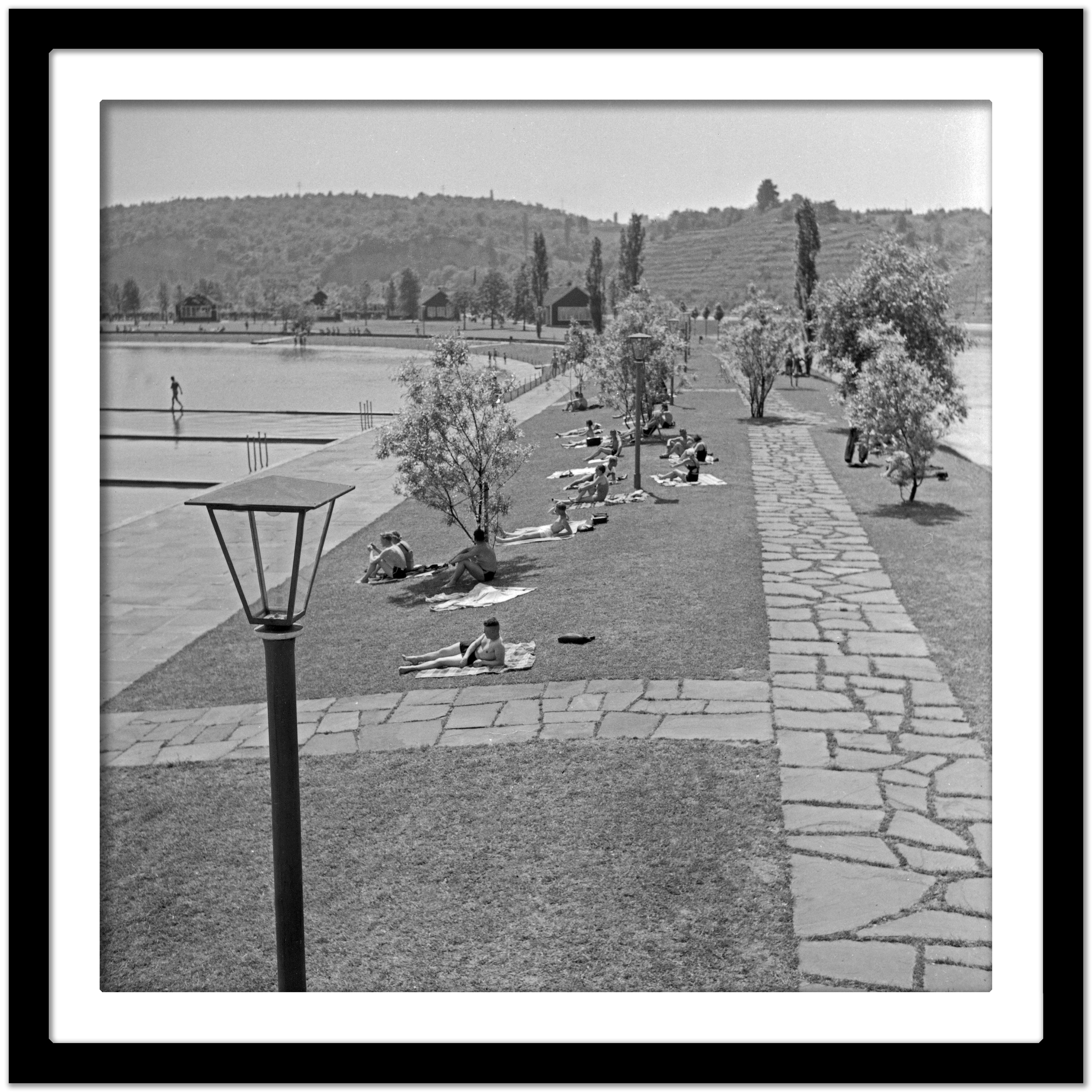 Sunbathers an der Küste des Max Eyth-Seees, Stuttgart, Deutschland 1935, Später gedruckt (Grau), Black and White Photograph, von Karl Heinrich Lämmel