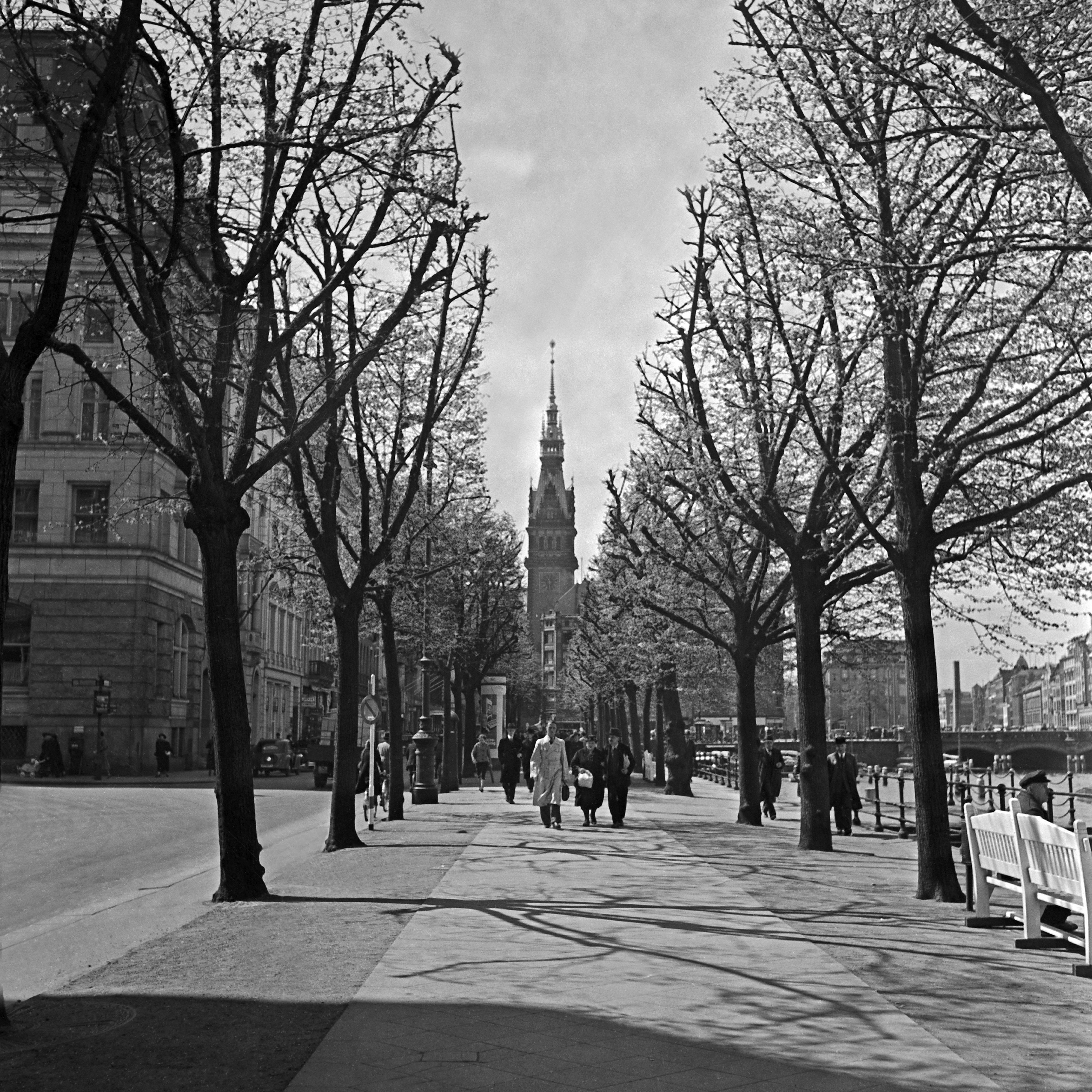 Karl Heinrich Lämmel Black and White Photograph - Taking a walk at Alster to city hall Hamburg, Germany 1938, Printed Later 