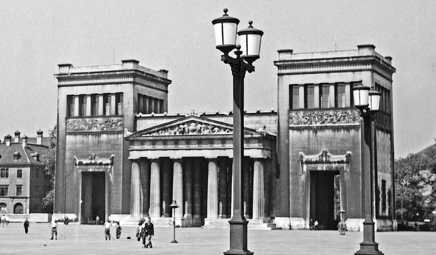 Temple auf dem Koenigplatz der Stadt, München, Deutschland 1937, später gedruckt – Photograph von Karl Heinrich Lämmel