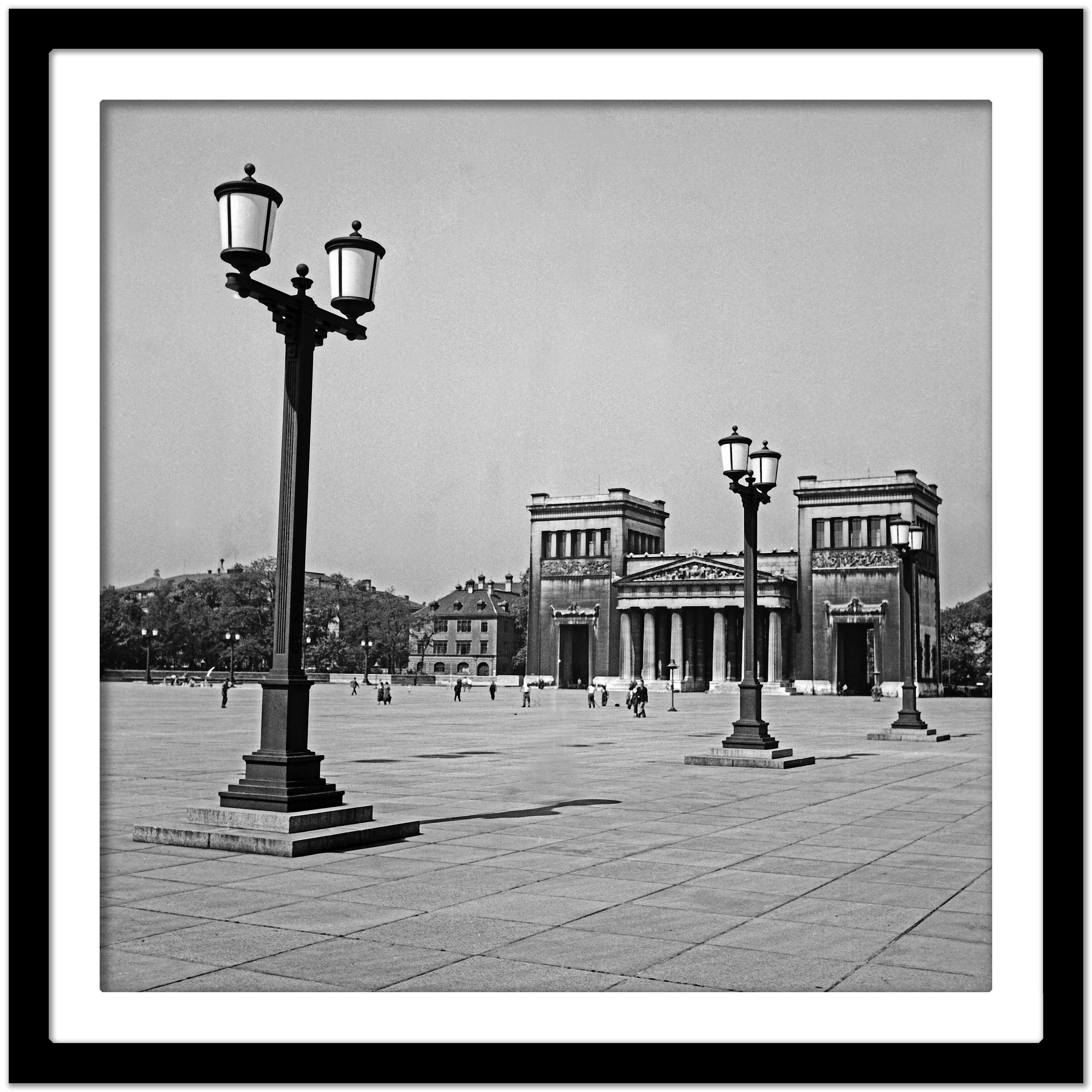 Temple auf dem Koenigplatz der Stadt, München, Deutschland 1937, später gedruckt (Grau), Black and White Photograph, von Karl Heinrich Lämmel