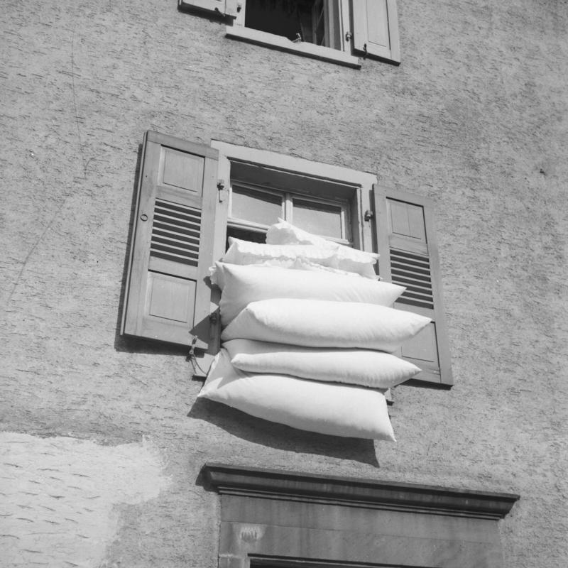 Landscape Photograph Karl Heinrich Lämmel - The bedding on the fresh air, 1930 Édition limitée ΣYMO, exemplaire 1 sur 50