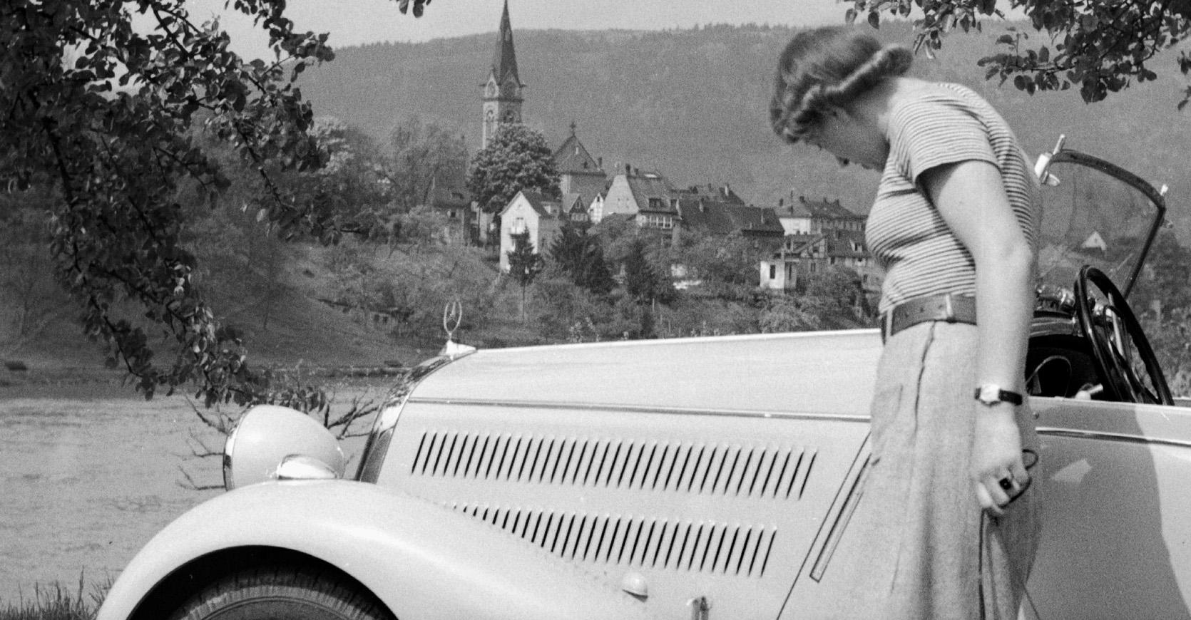 voiture Mercedes Benz de Neckargemuend près de Heidelberg, Allemagne 1936, imprimée plus tard  - Photograph de Karl Heinrich Lämmel