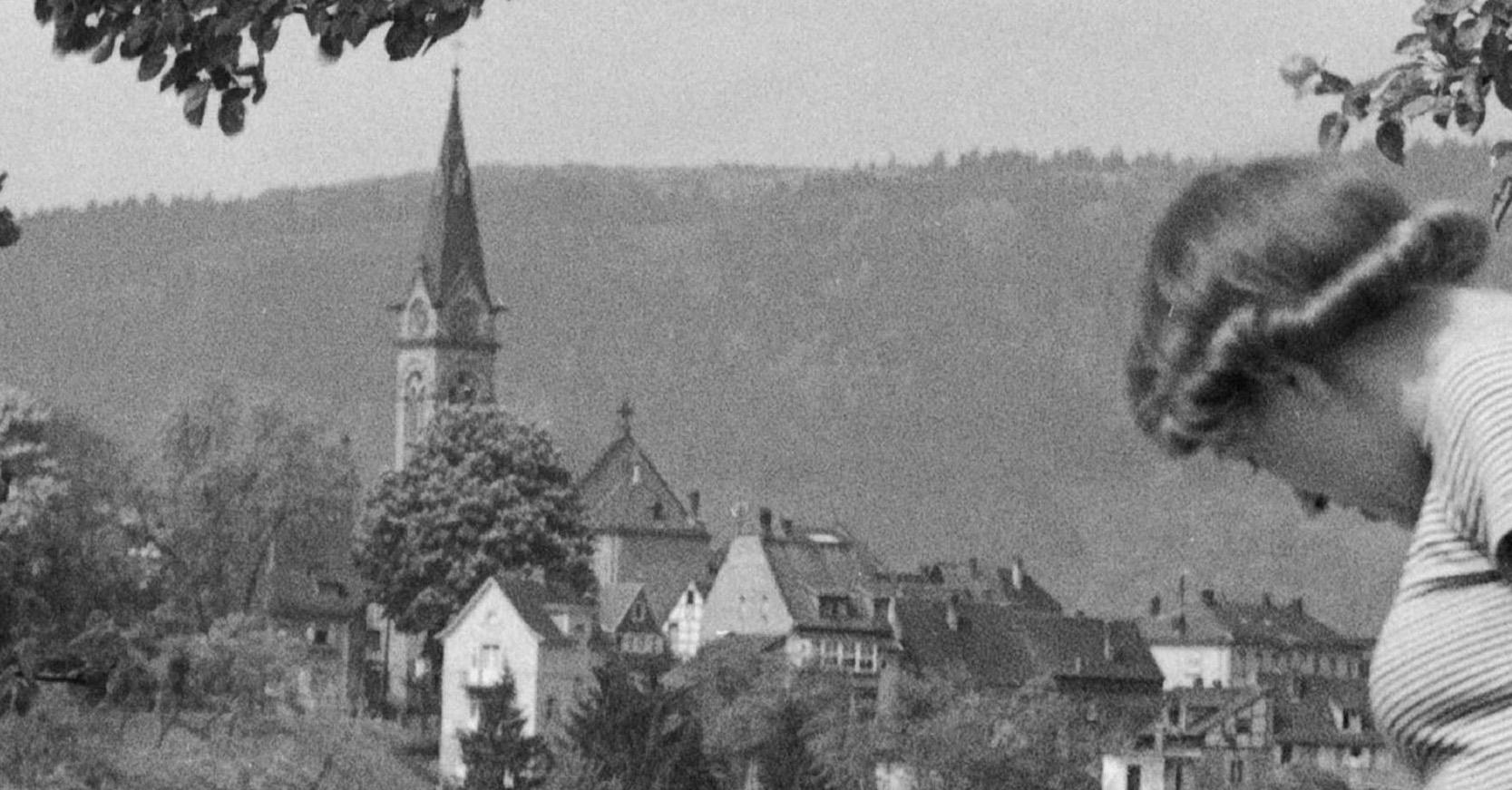 voiture Mercedes Benz de Neckargemuend près de Heidelberg, Allemagne 1936, imprimée plus tard  - Moderne Photograph par Karl Heinrich Lämmel