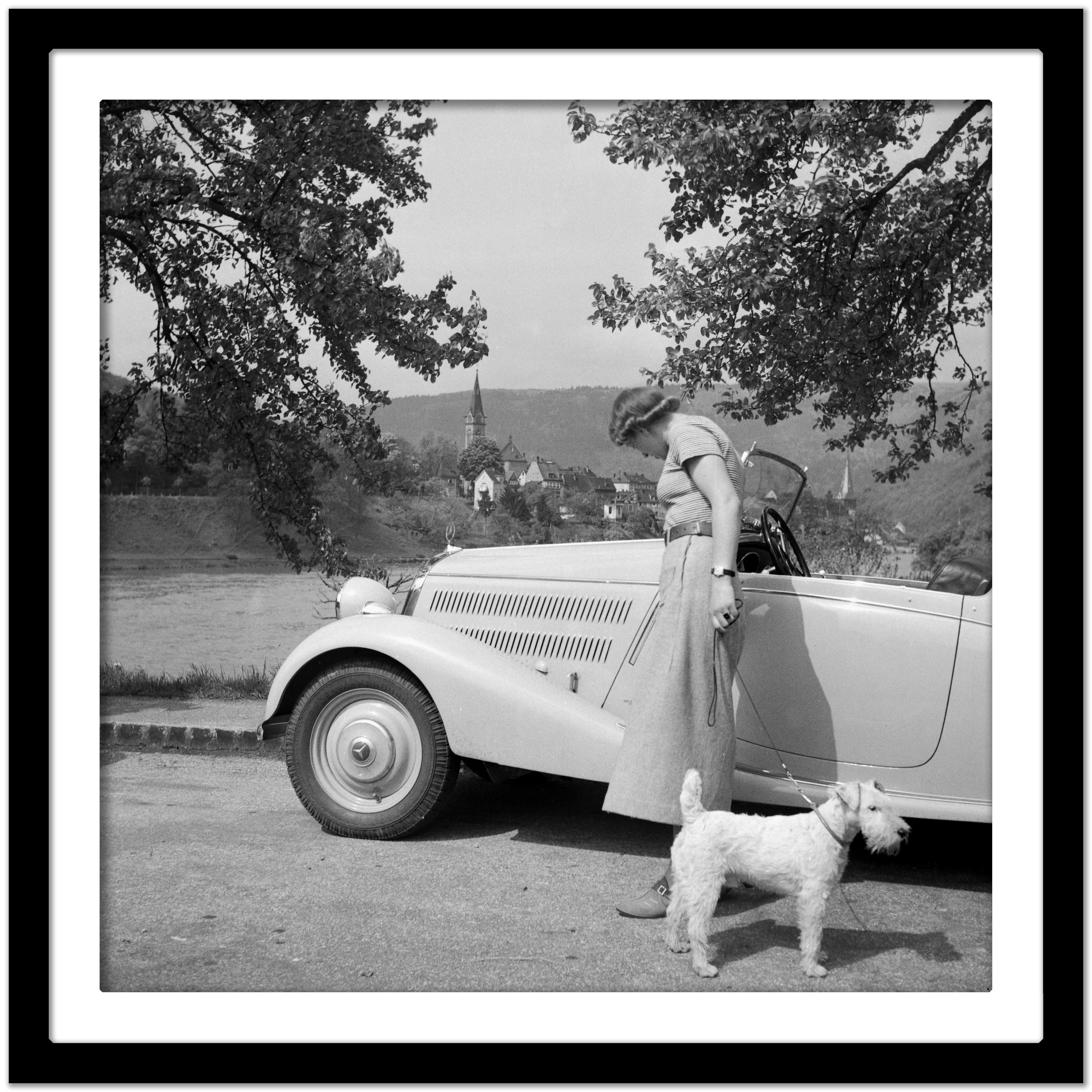 voiture Mercedes Benz de Neckargemuend près de Heidelberg, Allemagne 1936, imprimée plus tard  - Gris Black and White Photograph par Karl Heinrich Lämmel