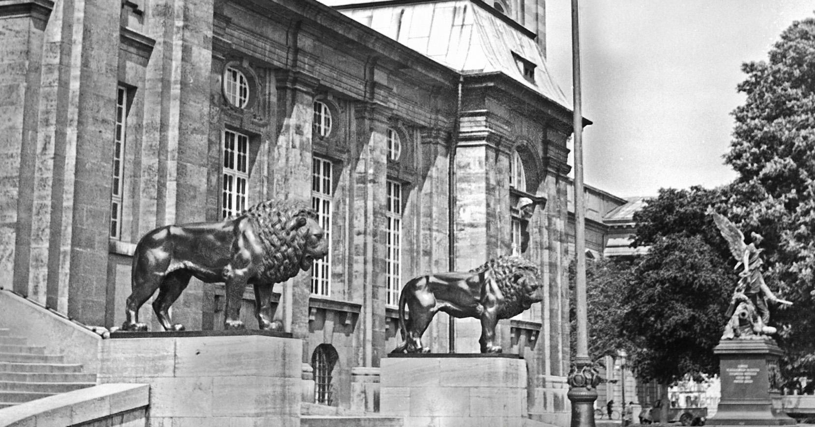 Torre, cancello d'ingresso Museo di Stato dell'Assia Darmstadt, Germania 1938 Stampato più tardi - Photograph di Karl Heinrich Lämmel