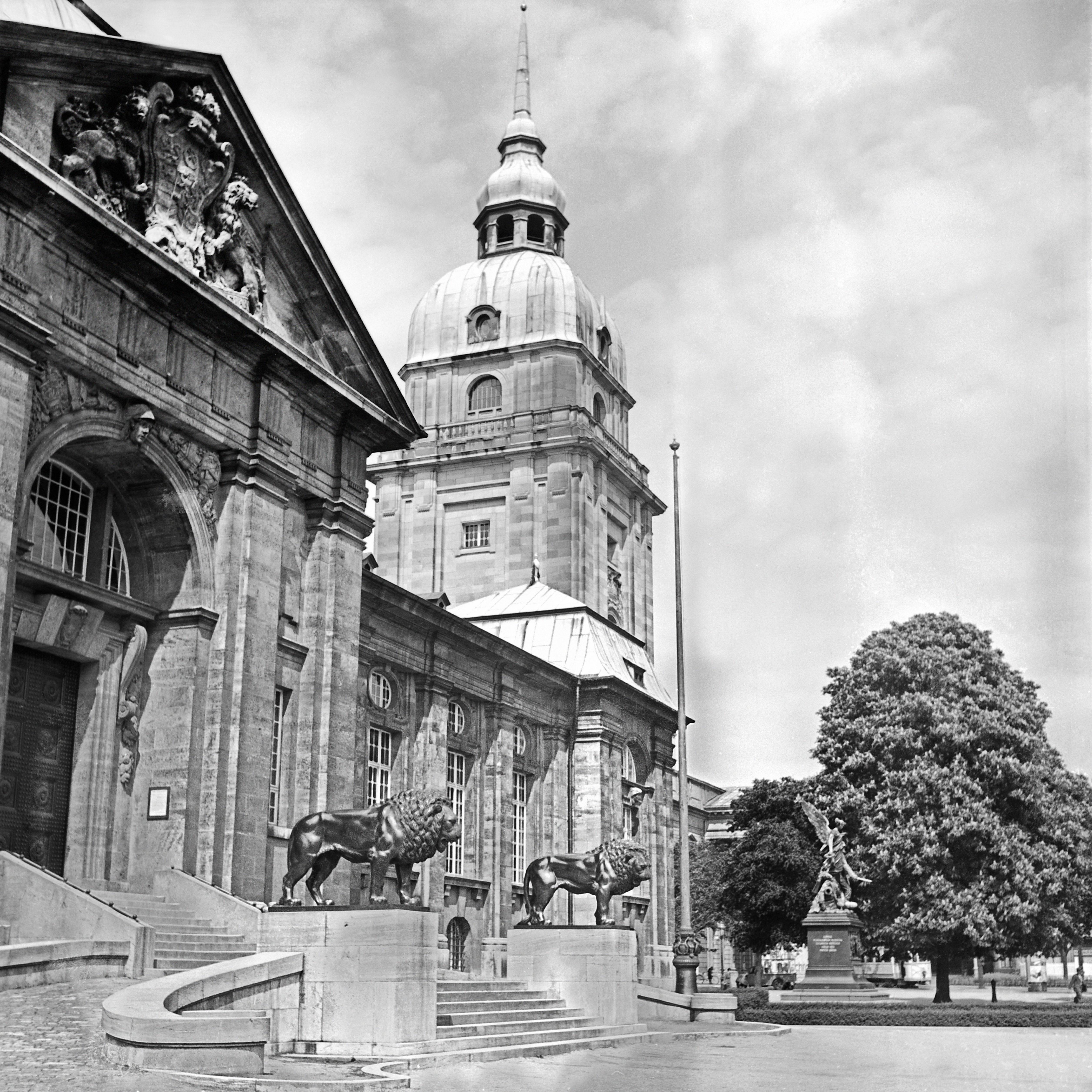 Black and White Photograph di Karl Heinrich Lämmel - Torre, cancello d'ingresso Museo di Stato dell'Assia Darmstadt, Germania 1938 Stampato più tardi