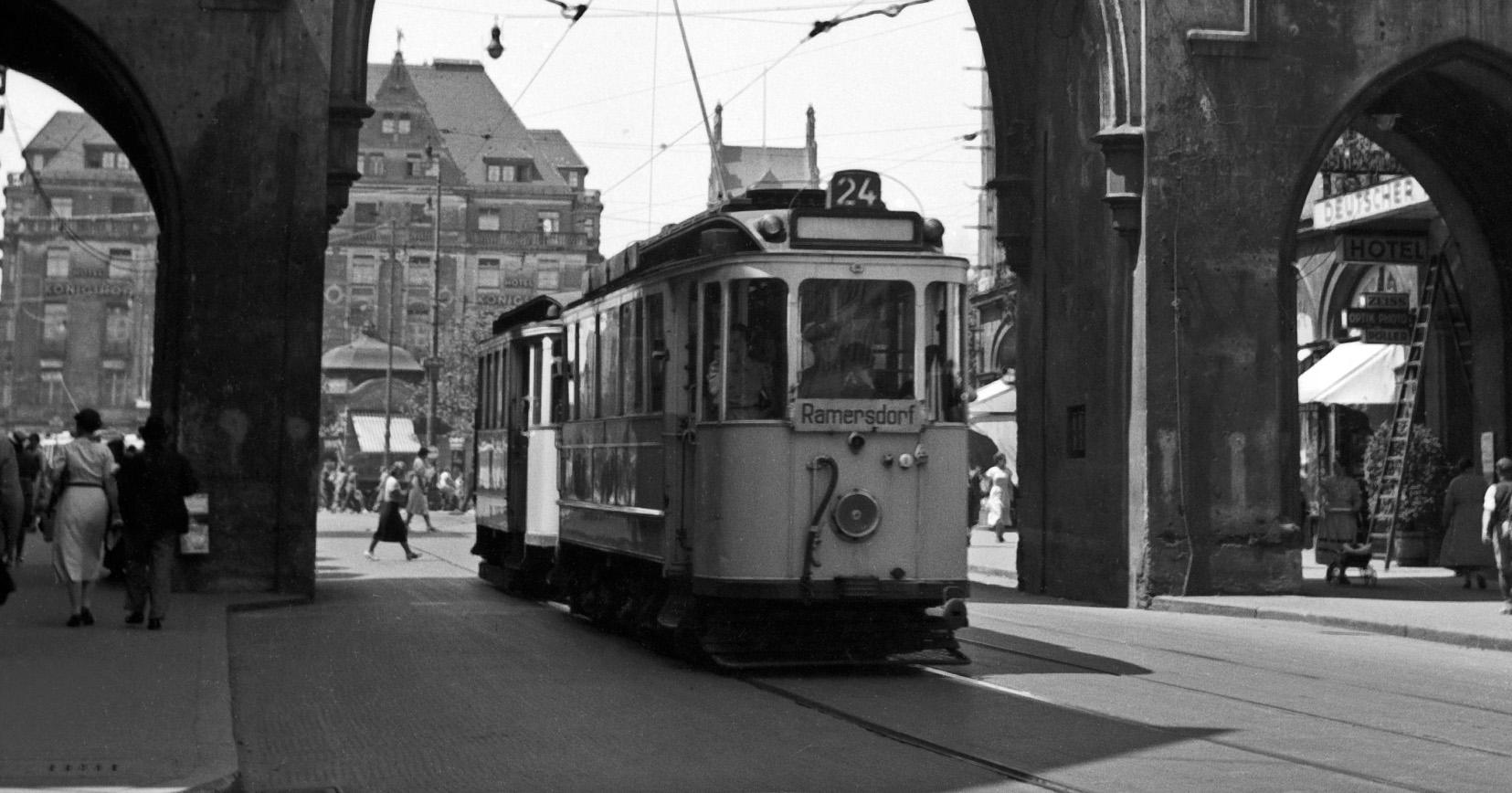 Tramlinie Nr. 24 nach Rammersdorf in Karlstor, München, Deutschland 1937, Später gedruckt – Photograph von Karl Heinrich Lämmel