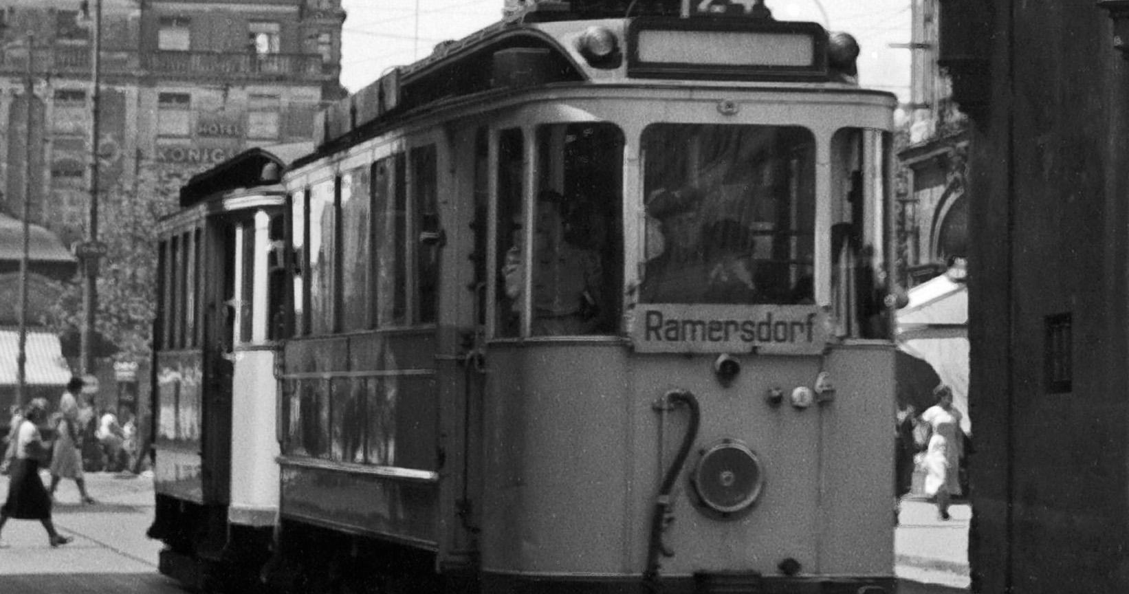 Tramlinie Nr. 24 nach Rammersdorf in Karlstor, München, Deutschland 1937, Später gedruckt (Moderne), Photograph, von Karl Heinrich Lämmel