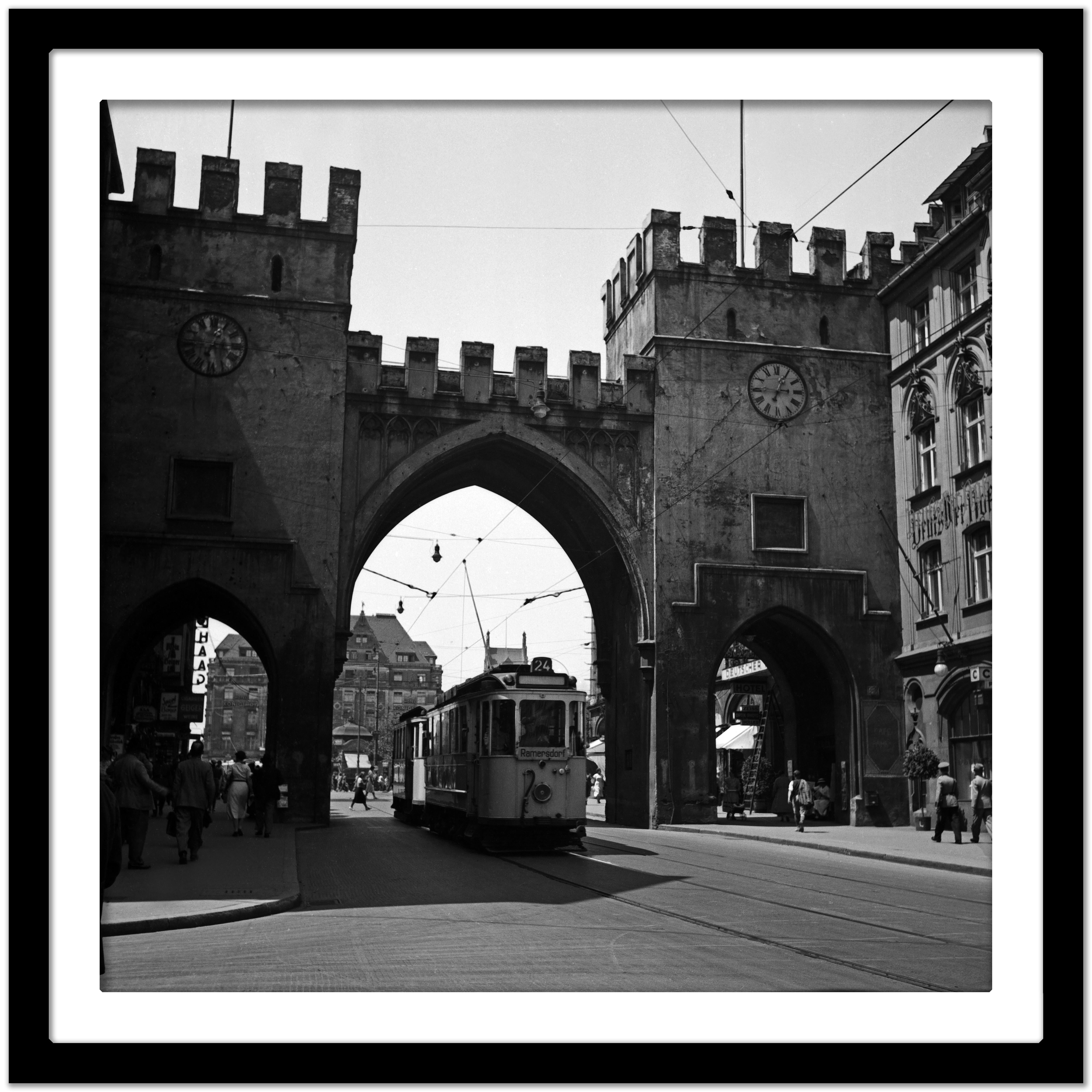 Tramlinie Nr. 24 nach Rammersdorf in Karlstor, München, Deutschland 1937, Später gedruckt (Schwarz), Black and White Photograph, von Karl Heinrich Lämmel