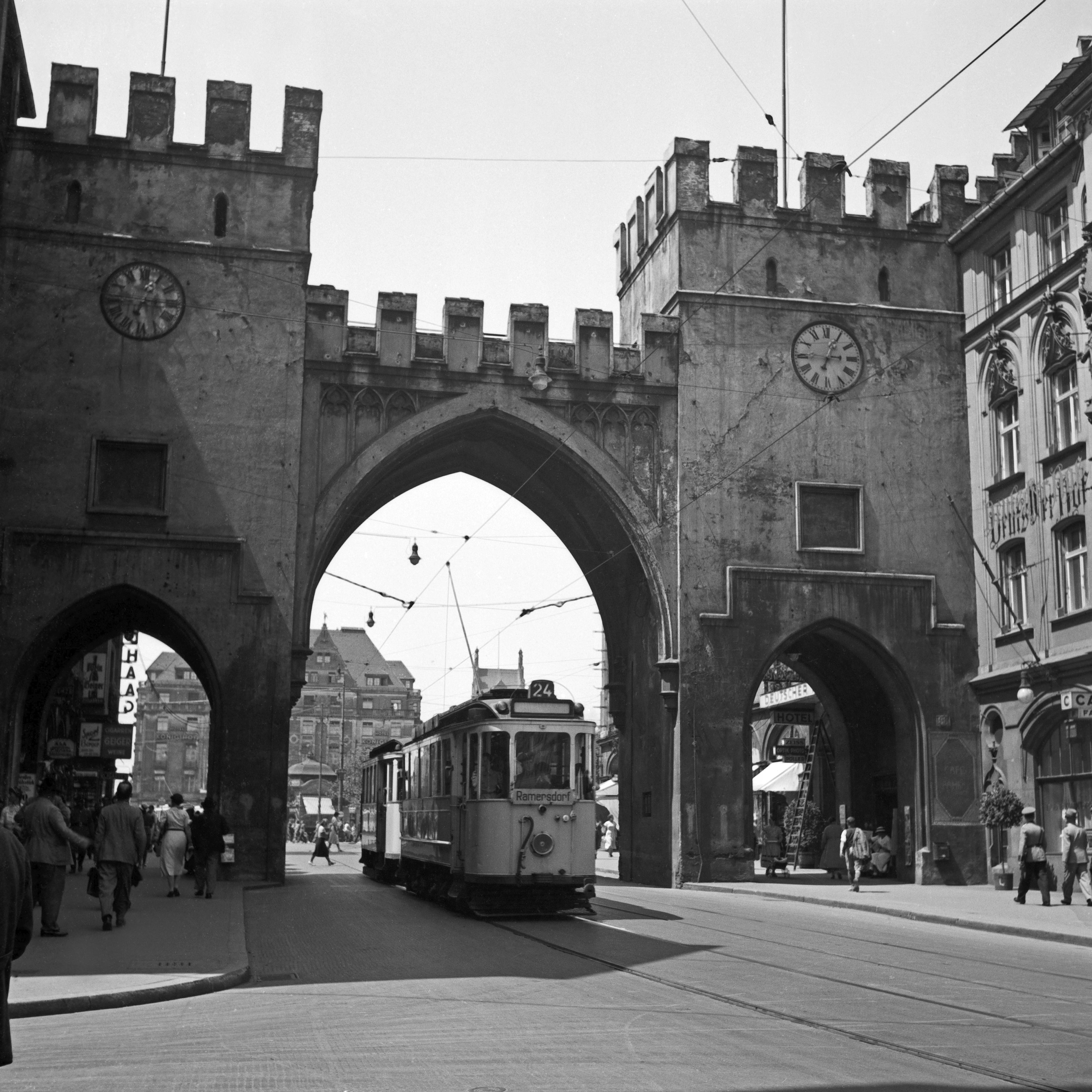 Karl Heinrich Lämmel Black and White Photograph – Tramlinie Nr. 24 nach Rammersdorf in Karlstor, München, Deutschland 1937, Später gedruckt