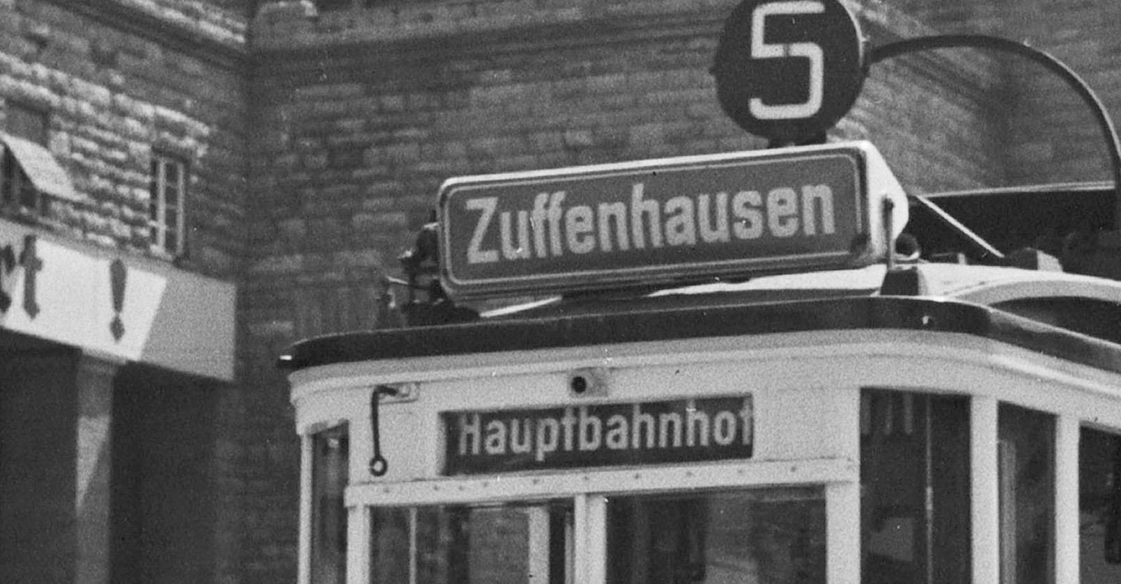 Tramlinie Nr. 5 Zuffenhausen Hauptstation, Stuttgart, Deutschland 1935, später gedruckt (Moderne), Photograph, von Karl Heinrich Lämmel