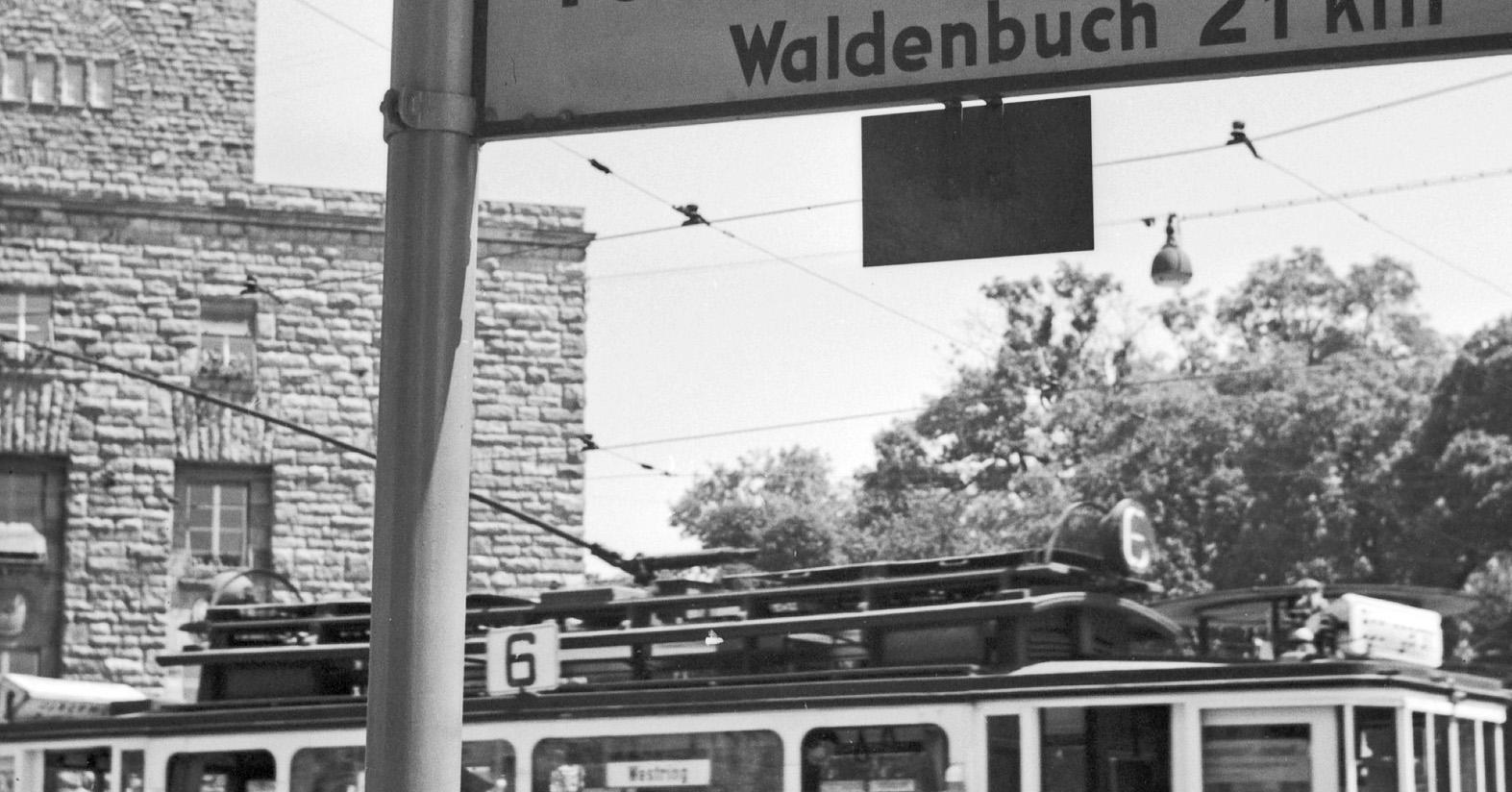 Ligne de Tram n° 6 de la gare principale, Stuttgart, Allemagne 1935, Imprimé ultérieurement - Photograph de Karl Heinrich Lämmel