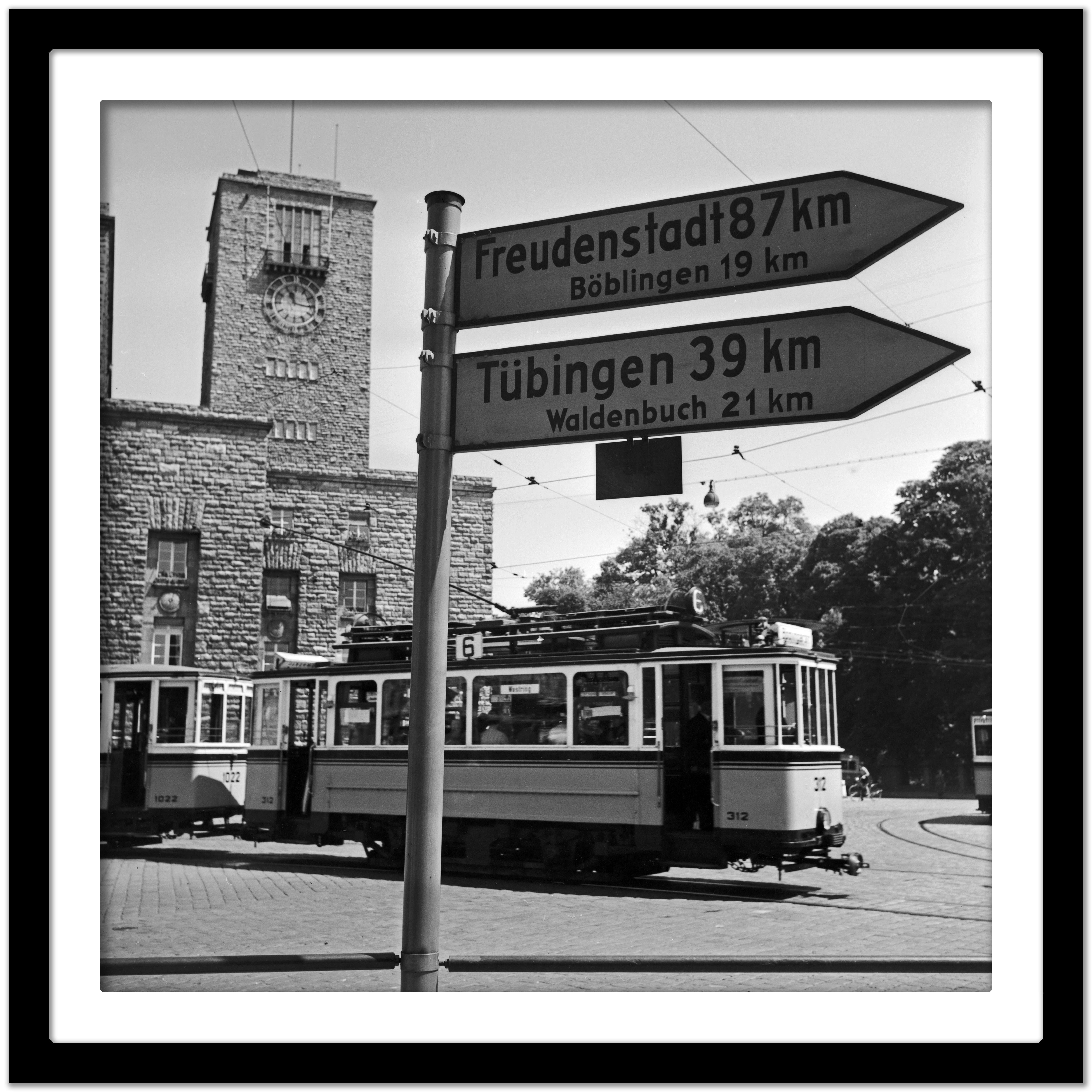 Ligne de Tram n° 6 de la gare principale, Stuttgart, Allemagne 1935, Imprimé ultérieurement - Noir Black and White Photograph par Karl Heinrich Lämmel