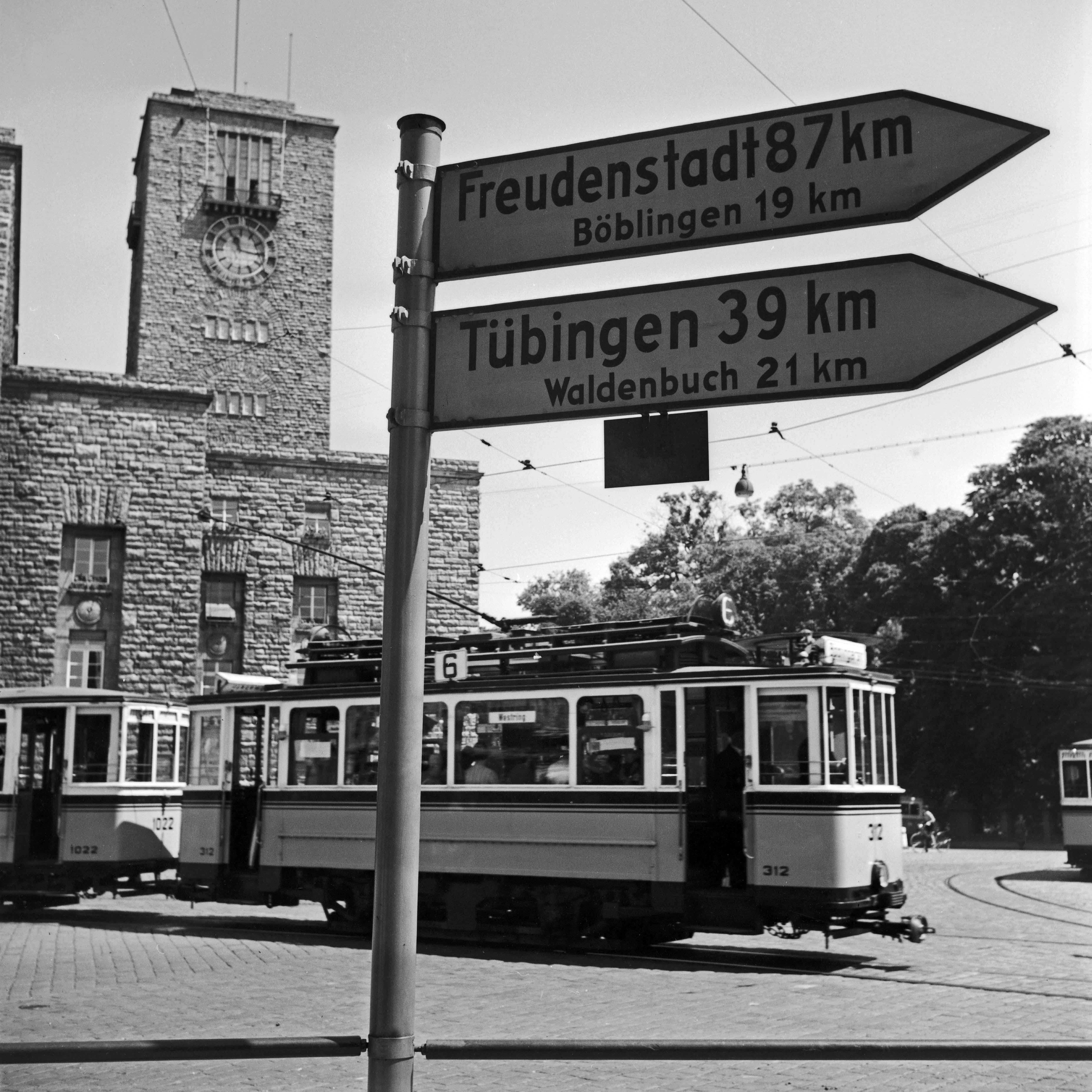 Black and White Photograph di Karl Heinrich Lämmel - Linea di tram n. 6 alla stazione principale, Stoccarda, Germania 1935, Stampa successiva