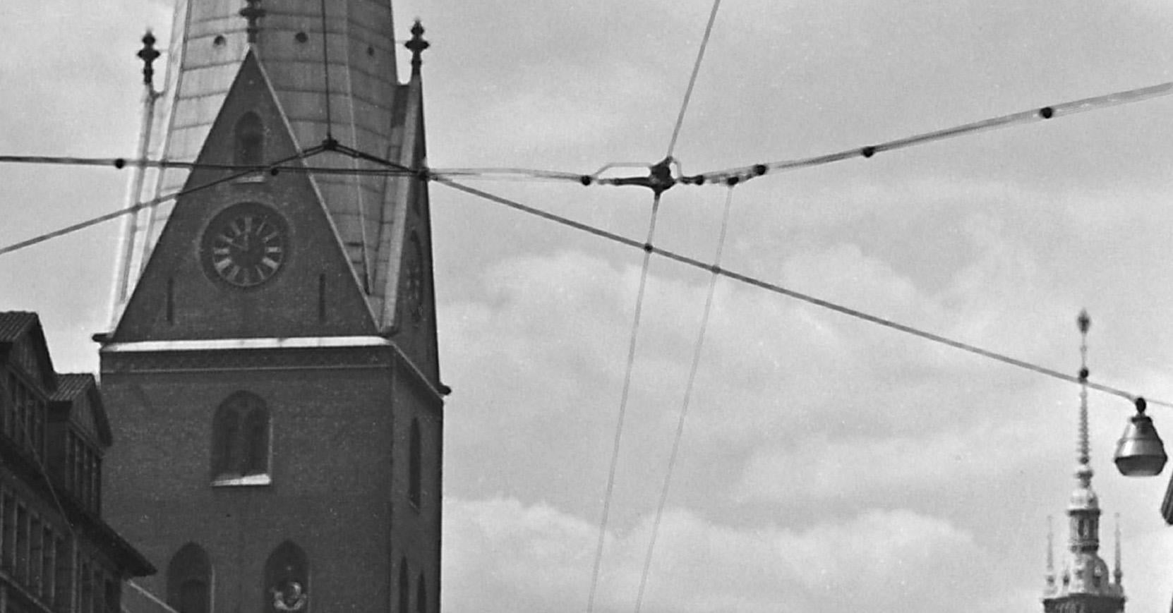 Tram an Wandsbek über der Moenckebergstrasse Hamburg, Deutschland 1938, später gedruckt (Moderne), Photograph, von Karl Heinrich Lämmel