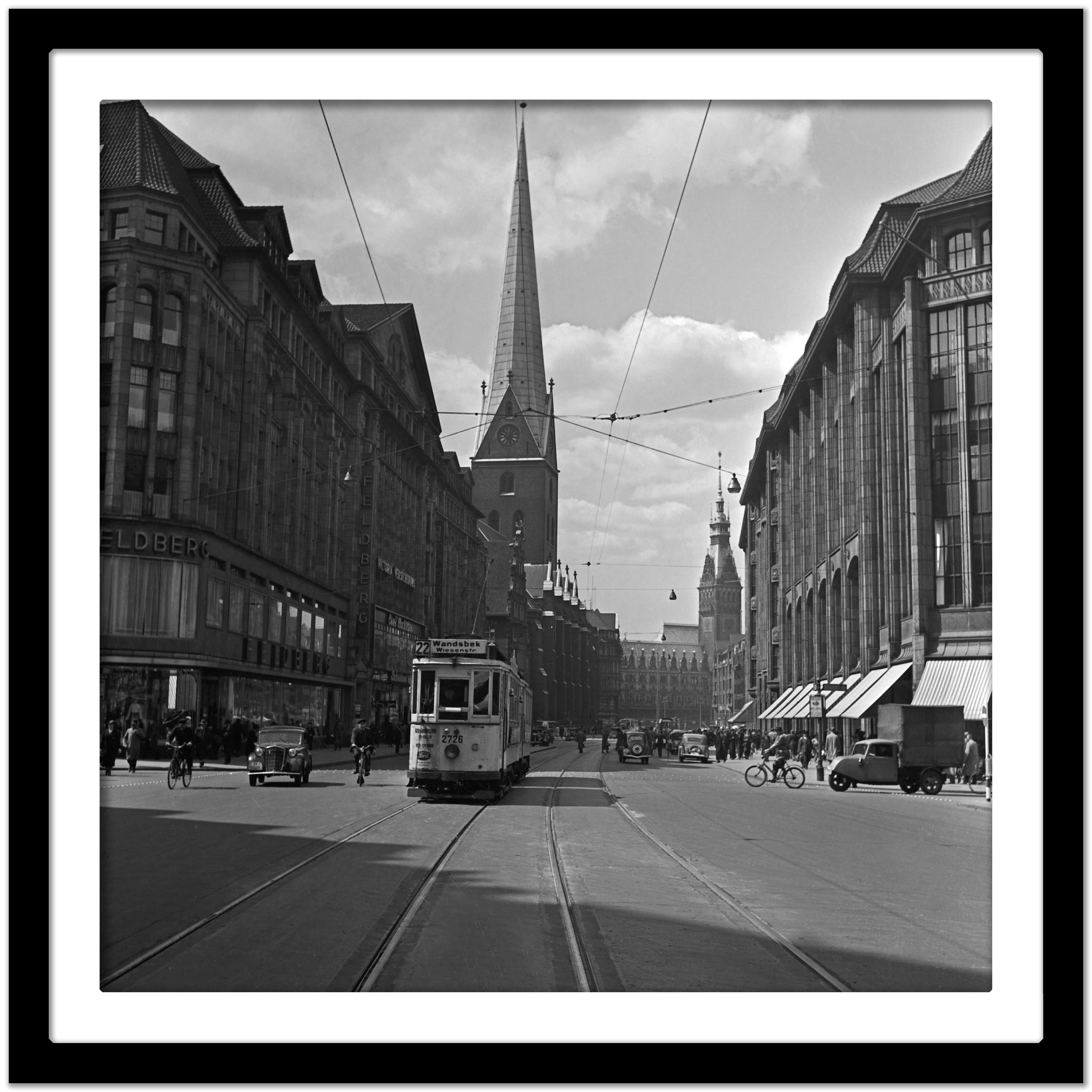 Tram an Wandsbek über der Moenckebergstrasse Hamburg, Deutschland 1938, später gedruckt (Schwarz), Black and White Photograph, von Karl Heinrich Lämmel