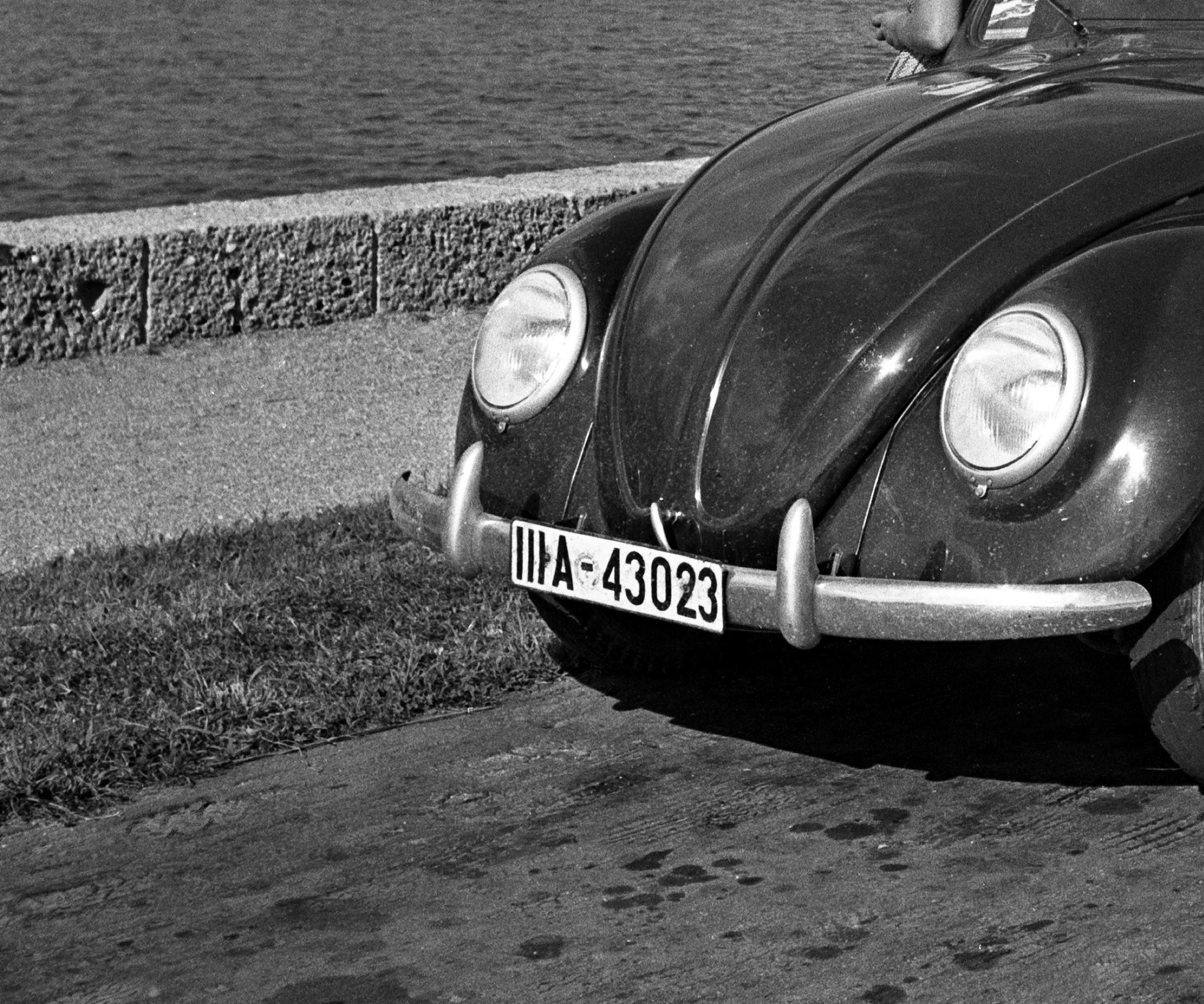 Traveling to the seaside in the Volkswagen beetle, Deutschland 1937 Gedruckt später  (Moderne), Photograph, von Karl Heinrich Lämmel